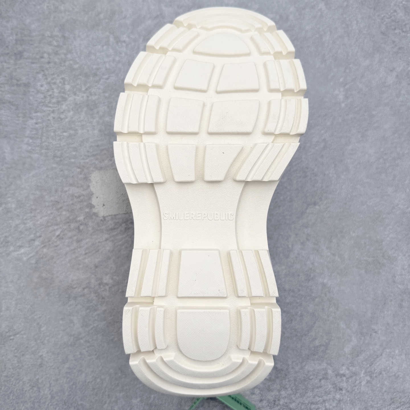 图片[9]-SMILEREPUBLIC 三周年\\r檀健次老爹鞋2.0系列 重磅来袭👏\\r采用了 水洗布 TPU贴盒大底 \\r厚底7cm大底轻盈又增高💯\\r厚底软得像是自带弹簧 鞋型把整条腿衬得特别秀气 配中筒袜瞬间变身学院少女 感觉脖子以下全是腿 \\r小红书爆款 李昀锐、于文文、大鹏、痞幼、苏醒、刘畊宏老师等～众多明星纷纷上脚\\r尺码：35 36 37 38 39 40 41 42 43 44 45-选品中心