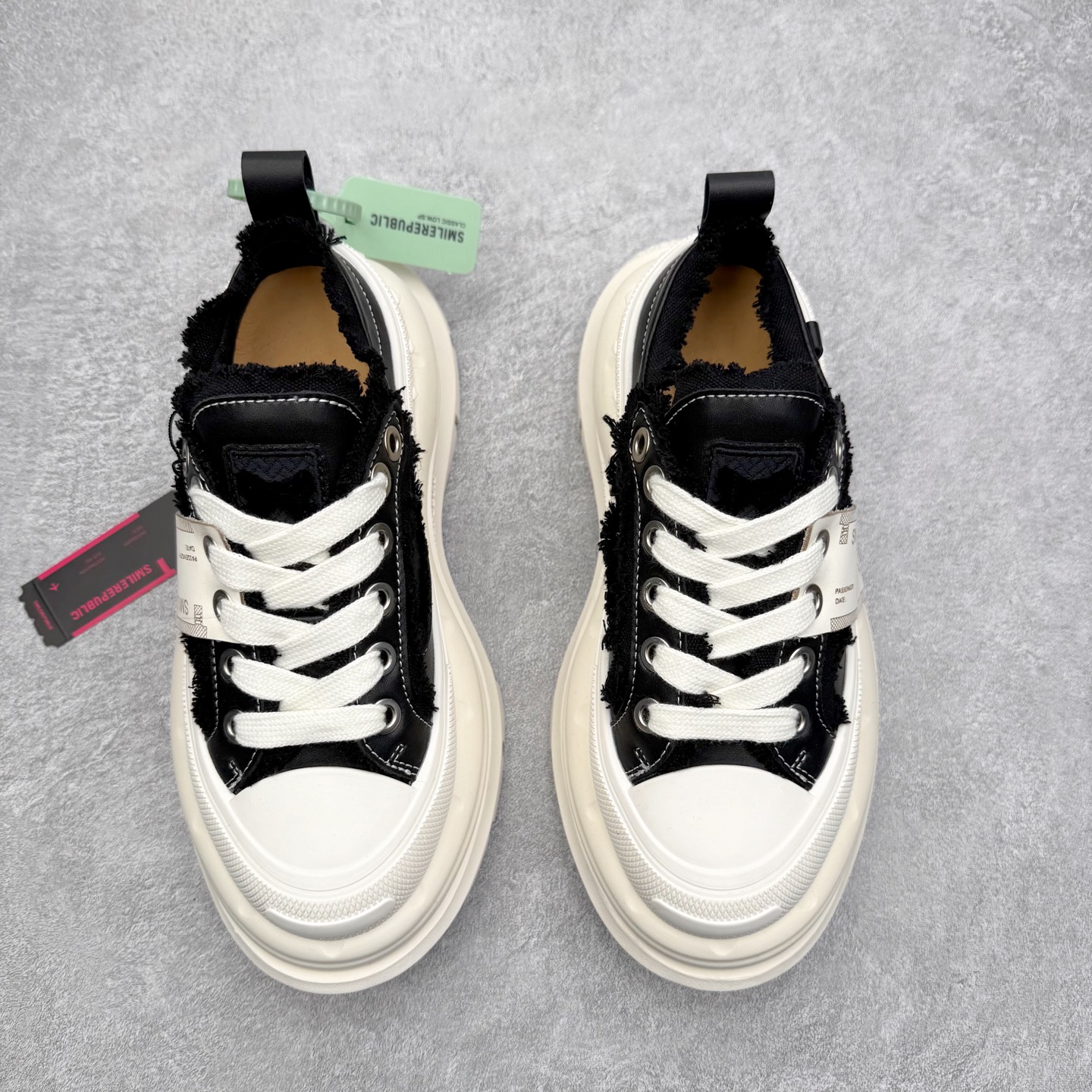 图片[2]-SMILEREPUBLIC 三周年\\r檀健次老爹鞋2.0系列 重磅来袭👏\\r采用了 水洗布 TPU贴盒大底 \\r厚底7cm大底轻盈又增高💯\\r厚底软得像是自带弹簧 鞋型把整条腿衬得特别秀气 配中筒袜瞬间变身学院少女 感觉脖子以下全是腿 \\r小红书爆款 李昀锐、于文文、大鹏、痞幼、苏醒、刘畊宏老师等～众多明星纷纷上脚\\r尺码：35 36 37 38 39 40 41 42 43 44 45-选品中心