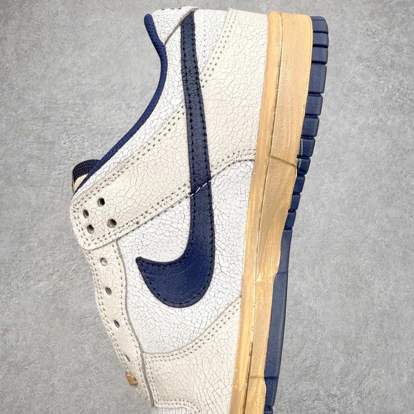 图片[7]-Stranger Things x NK Dunk Low SP舒适百搭 低帮 板鞋 男女同款 联名灰蓝色 IH6766-001 实力大厂出品 新配色陆续开发 利润个位数只为口碑 全套原纸板楦头开发 确保原汁原味 完美呈现DUNK版型 一比一鞋头弧度高度鞋身弧度 此版本只针对中端市场 皮料材质有所更替 其他数据细节工艺流程均保持一致 绝不口嗨 细节品控鞋型随意对比 独家私模官方第六代原厂航空铝磨具打磨大底 鞋头坡度极致还原 无解鞋型 原盒原配 圈内天花板工艺 原厂玻璃冲刀 超高清洁度 全鞋零毛边皮料切割 原厂中底布点胶 中底布拉帮走线遵循公司 尺码：36 36.5 37.5 38 38.5 39 40 40.5 41 42 42.5 43 44 44.5 45 46-选品中心