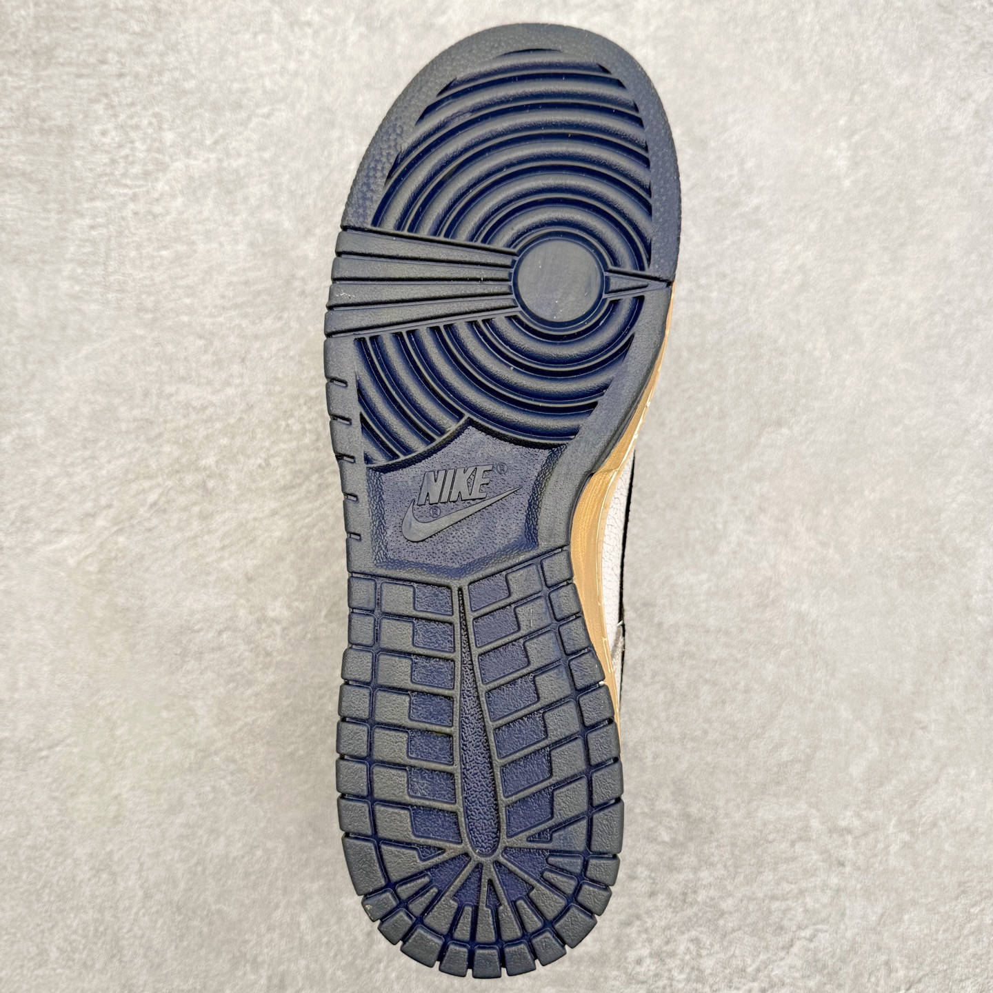 图片[9]-Stranger Things x NK Dunk Low SP舒适百搭 低帮 板鞋 男女同款 联名灰蓝色 IH6766-001 实力大厂出品 新配色陆续开发 利润个位数只为口碑 全套原纸板楦头开发 确保原汁原味 完美呈现DUNK版型 一比一鞋头弧度高度鞋身弧度 此版本只针对中端市场 皮料材质有所更替 其他数据细节工艺流程均保持一致 绝不口嗨 细节品控鞋型随意对比 独家私模官方第六代原厂航空铝磨具打磨大底 鞋头坡度极致还原 无解鞋型 原盒原配 圈内天花板工艺 原厂玻璃冲刀 超高清洁度 全鞋零毛边皮料切割 原厂中底布点胶 中底布拉帮走线遵循公司 尺码：36 36.5 37.5 38 38.5 39 40 40.5 41 42 42.5 43 44 44.5 45 46-选品中心