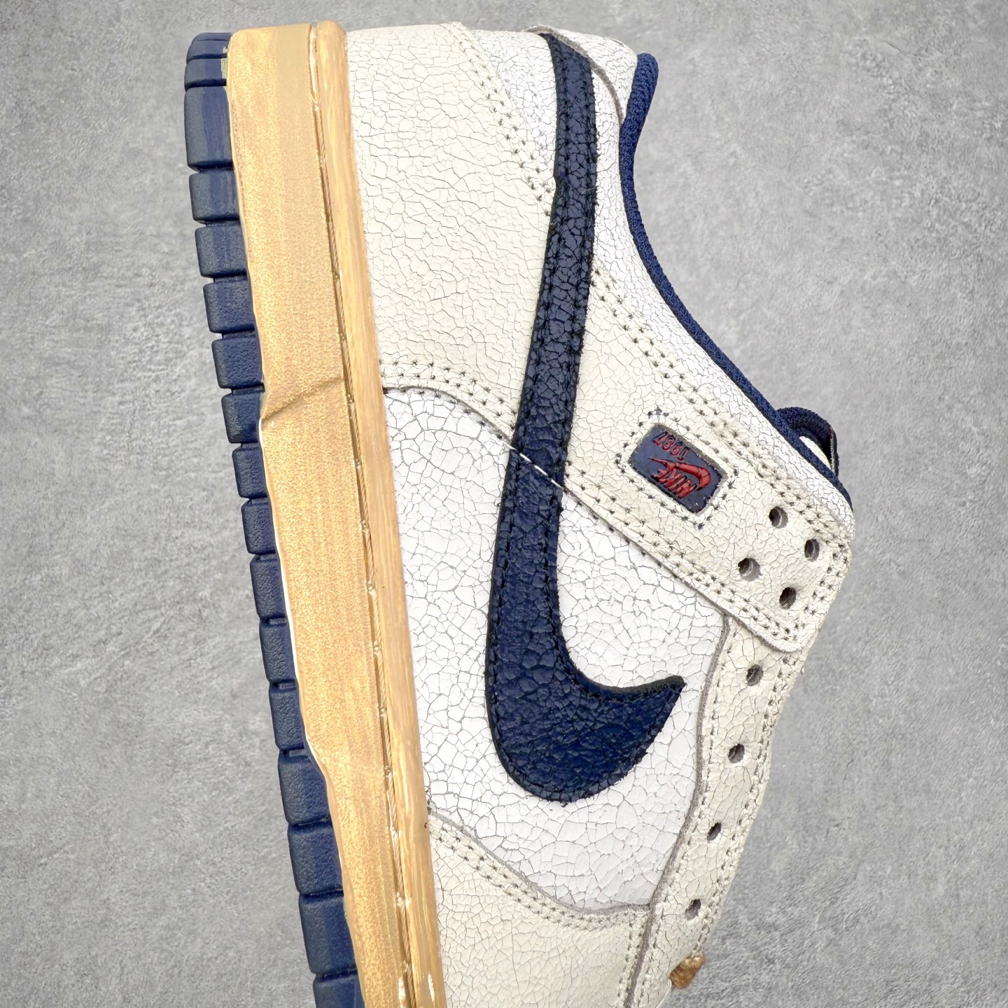 图片[6]-Stranger Things x NK Dunk Low SP舒适百搭 低帮 板鞋 男女同款 联名灰蓝色 IH6766-001 实力大厂出品 新配色陆续开发 利润个位数只为口碑 全套原纸板楦头开发 确保原汁原味 完美呈现DUNK版型 一比一鞋头弧度高度鞋身弧度 此版本只针对中端市场 皮料材质有所更替 其他数据细节工艺流程均保持一致 绝不口嗨 细节品控鞋型随意对比 独家私模官方第六代原厂航空铝磨具打磨大底 鞋头坡度极致还原 无解鞋型 原盒原配 圈内天花板工艺 原厂玻璃冲刀 超高清洁度 全鞋零毛边皮料切割 原厂中底布点胶 中底布拉帮走线遵循公司 尺码：36 36.5 37.5 38 38.5 39 40 40.5 41 42 42.5 43 44 44.5 45 46-选品中心