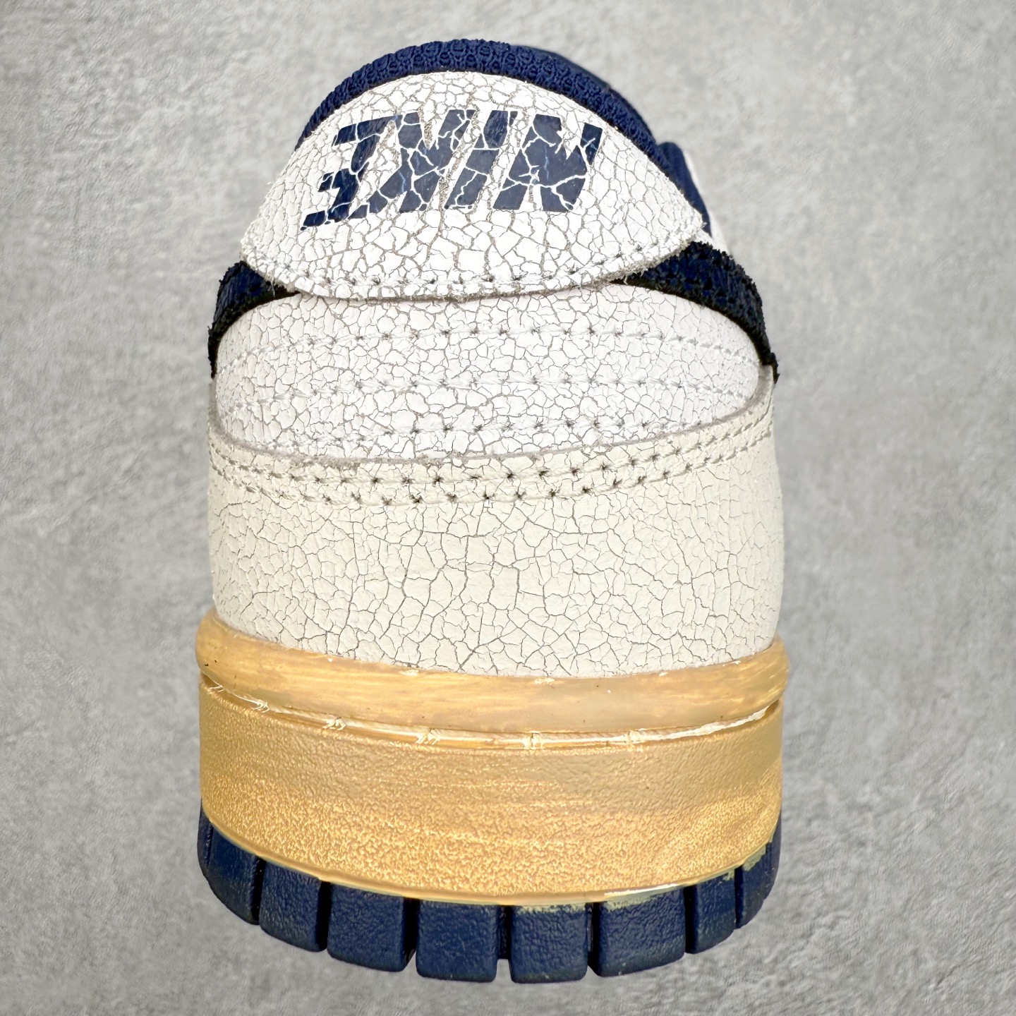 图片[8]-Stranger Things x NK Dunk Low SP舒适百搭 低帮 板鞋 男女同款 联名灰蓝色 IH6766-001 实力大厂出品 新配色陆续开发 利润个位数只为口碑 全套原纸板楦头开发 确保原汁原味 完美呈现DUNK版型 一比一鞋头弧度高度鞋身弧度 此版本只针对中端市场 皮料材质有所更替 其他数据细节工艺流程均保持一致 绝不口嗨 细节品控鞋型随意对比 独家私模官方第六代原厂航空铝磨具打磨大底 鞋头坡度极致还原 无解鞋型 原盒原配 圈内天花板工艺 原厂玻璃冲刀 超高清洁度 全鞋零毛边皮料切割 原厂中底布点胶 中底布拉帮走线遵循公司 尺码：36 36.5 37.5 38 38.5 39 40 40.5 41 42 42.5 43 44 44.5 45 46-选品中心