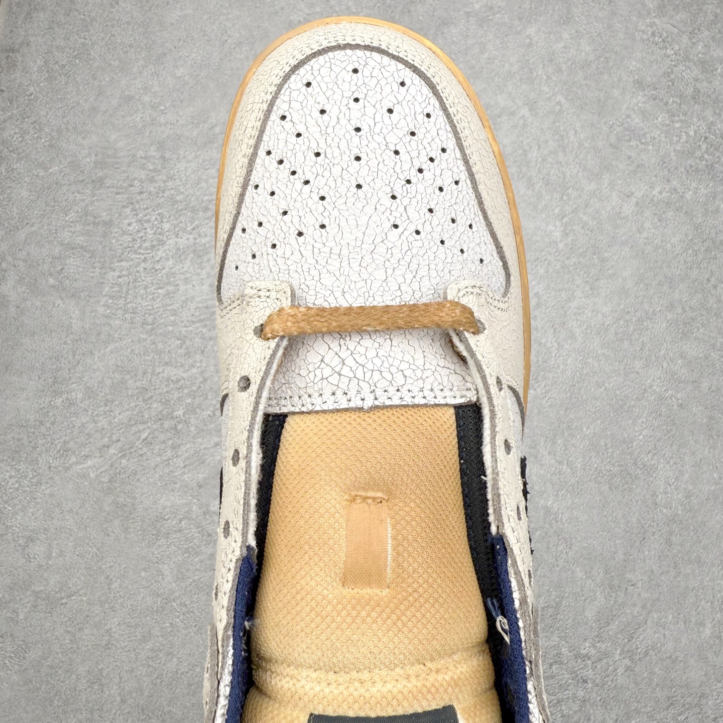 图片[4]-Stranger Things x NK Dunk Low SP舒适百搭 低帮 板鞋 男女同款 联名灰蓝色 IH6766-001 实力大厂出品 新配色陆续开发 利润个位数只为口碑 全套原纸板楦头开发 确保原汁原味 完美呈现DUNK版型 一比一鞋头弧度高度鞋身弧度 此版本只针对中端市场 皮料材质有所更替 其他数据细节工艺流程均保持一致 绝不口嗨 细节品控鞋型随意对比 独家私模官方第六代原厂航空铝磨具打磨大底 鞋头坡度极致还原 无解鞋型 原盒原配 圈内天花板工艺 原厂玻璃冲刀 超高清洁度 全鞋零毛边皮料切割 原厂中底布点胶 中底布拉帮走线遵循公司 尺码：36 36.5 37.5 38 38.5 39 40 40.5 41 42 42.5 43 44 44.5 45 46-选品中心