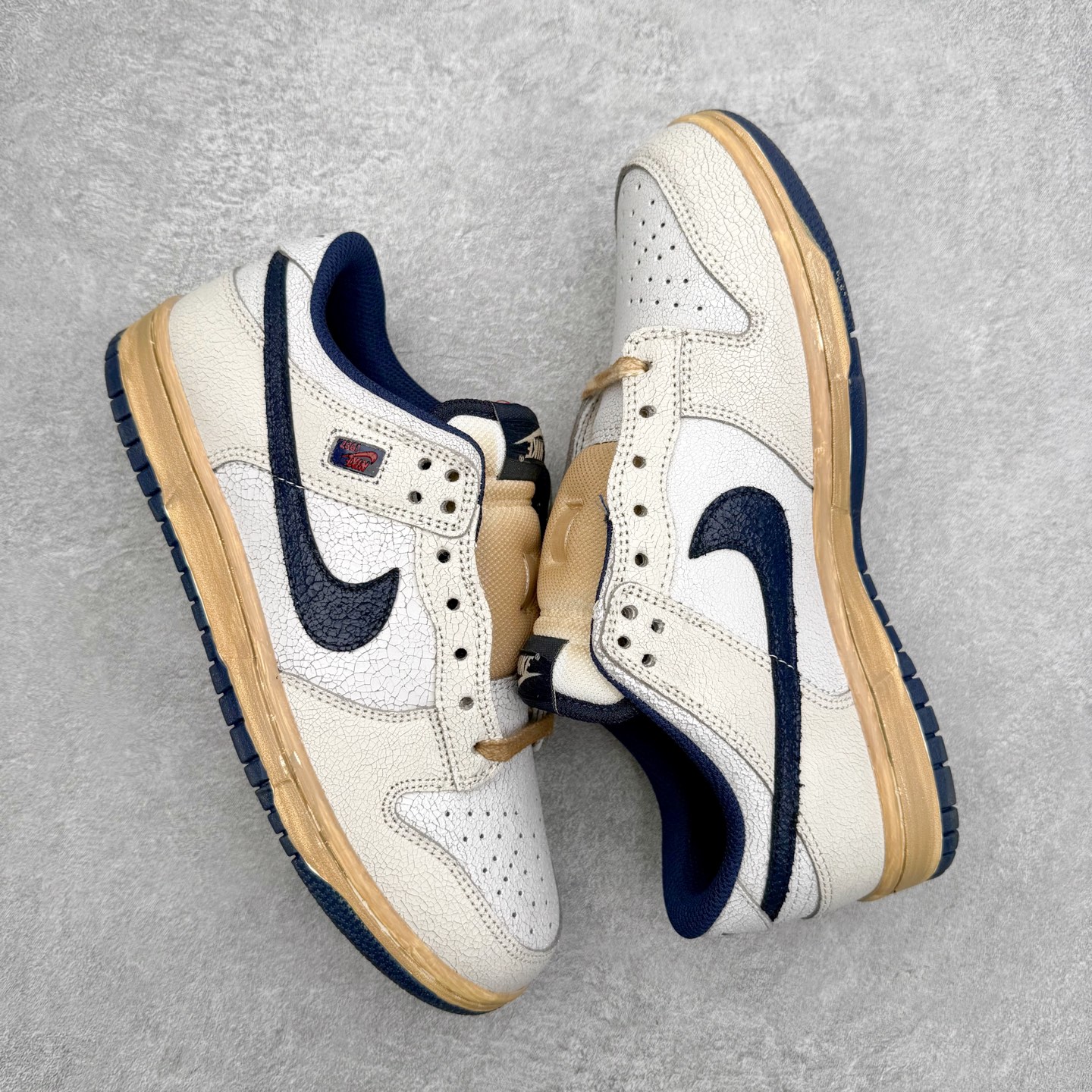 图片[3]-Stranger Things x NK Dunk Low SP舒适百搭 低帮 板鞋 男女同款 联名灰蓝色 IH6766-001 实力大厂出品 新配色陆续开发 利润个位数只为口碑 全套原纸板楦头开发 确保原汁原味 完美呈现DUNK版型 一比一鞋头弧度高度鞋身弧度 此版本只针对中端市场 皮料材质有所更替 其他数据细节工艺流程均保持一致 绝不口嗨 细节品控鞋型随意对比 独家私模官方第六代原厂航空铝磨具打磨大底 鞋头坡度极致还原 无解鞋型 原盒原配 圈内天花板工艺 原厂玻璃冲刀 超高清洁度 全鞋零毛边皮料切割 原厂中底布点胶 中底布拉帮走线遵循公司 尺码：36 36.5 37.5 38 38.5 39 40 40.5 41 42 42.5 43 44 44.5 45 46-选品中心