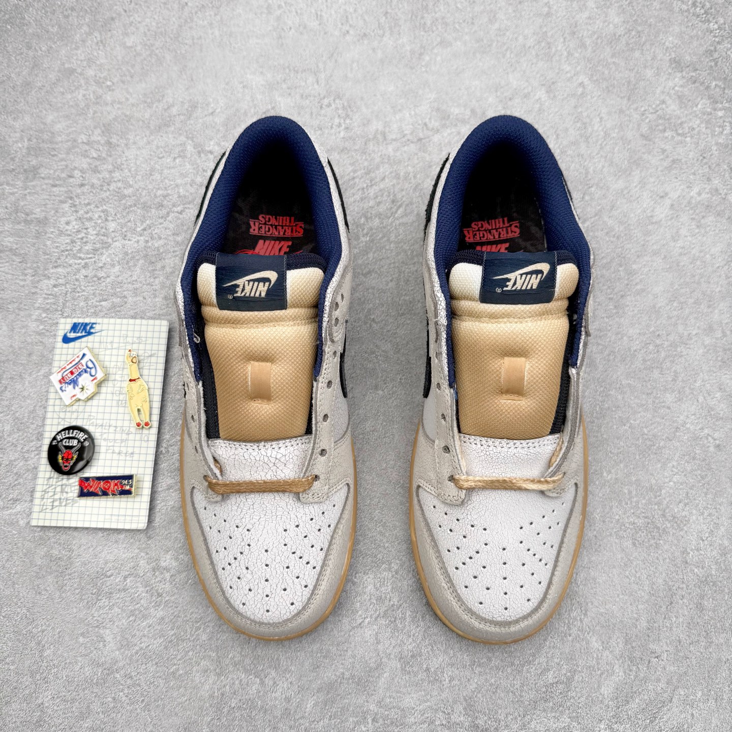 图片[2]-Stranger Things x NK Dunk Low SP舒适百搭 低帮 板鞋 男女同款 联名灰蓝色 IH6766-001 实力大厂出品 新配色陆续开发 利润个位数只为口碑 全套原纸板楦头开发 确保原汁原味 完美呈现DUNK版型 一比一鞋头弧度高度鞋身弧度 此版本只针对中端市场 皮料材质有所更替 其他数据细节工艺流程均保持一致 绝不口嗨 细节品控鞋型随意对比 独家私模官方第六代原厂航空铝磨具打磨大底 鞋头坡度极致还原 无解鞋型 原盒原配 圈内天花板工艺 原厂玻璃冲刀 超高清洁度 全鞋零毛边皮料切割 原厂中底布点胶 中底布拉帮走线遵循公司 尺码：36 36.5 37.5 38 38.5 39 40 40.5 41 42 42.5 43 44 44.5 45 46-选品中心