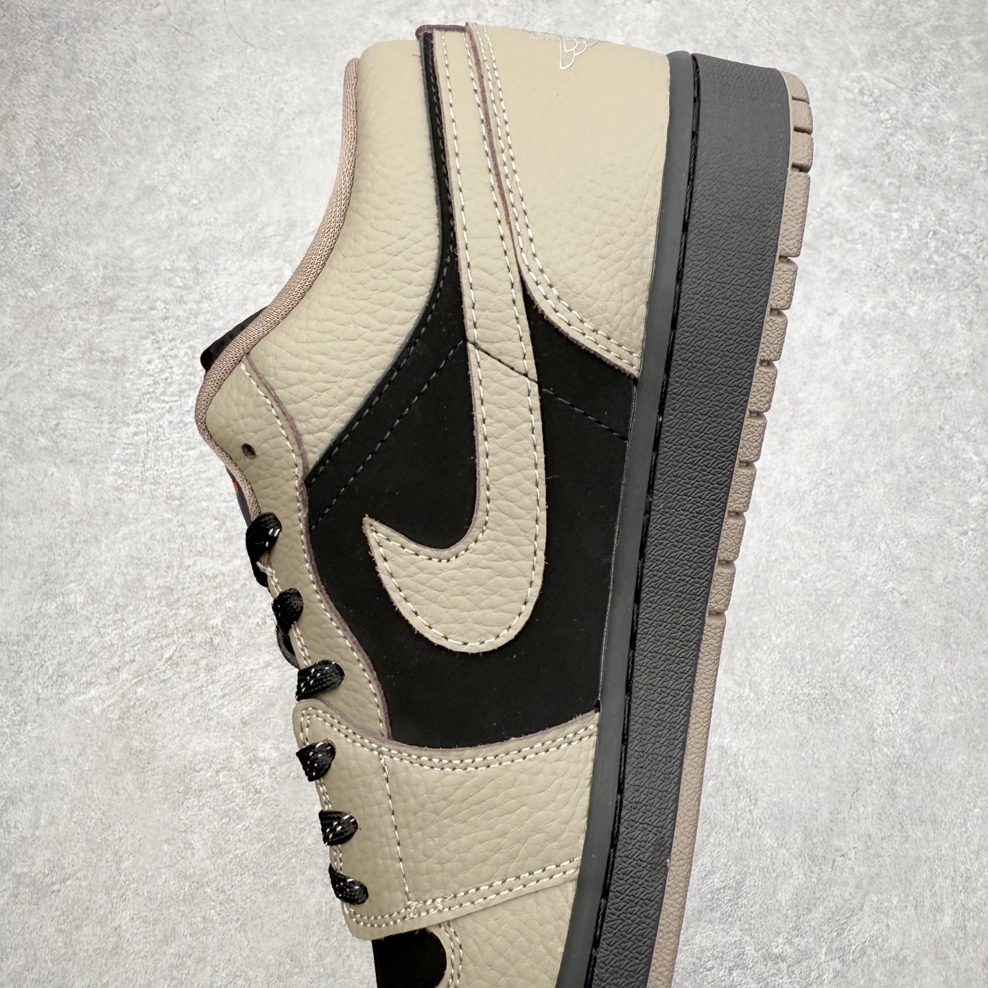 图片[7]-＃K版 Air Jordan AJ1 Low 低帮 IB7111-005 全新流水线出品 DT版本唯一平替选择 市场第二梯队最强版 全部原鞋开发 原楦原纸板开发 全鞋电脑针车 原厂内置全掌气垫 原盒内在原标 唯一Zp原版鞋带绑法 免检产品 全新2022版型 全头层皮料 完美零毛边处理 原厂配置全掌气垫 价格定位良心 几十个配色陆续出货 实拍调校N版已经零色差零失真 百分百还原实物色彩所见即所得 不存在货不对板色差等低级问题 选购参考实物拍摄 不混卖不参货 只用心做好货严格选品 承诺混一赔十 尺码：36 36.5 37.5 38 38.5 39 40 40.5 41 42 42.5 43 44 44.5 45-选品中心