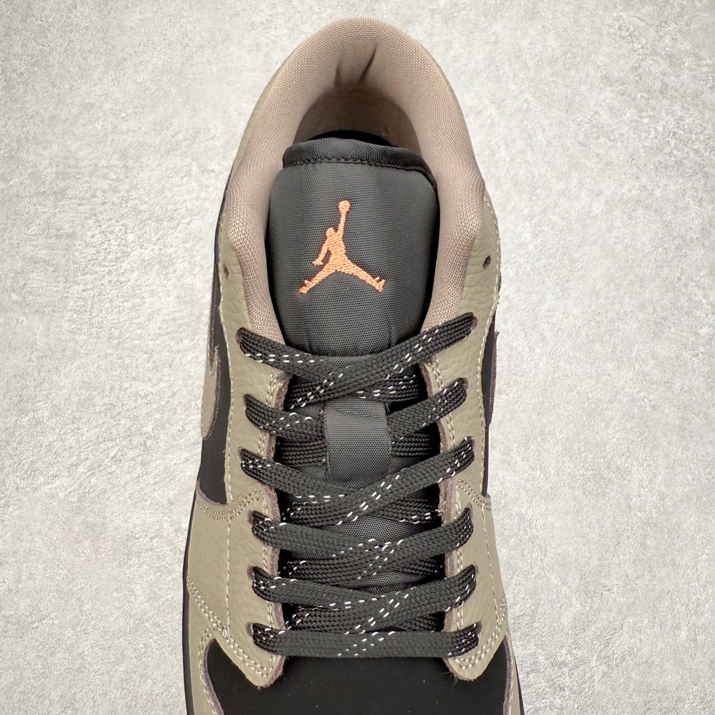 图片[5]-＃K版 Air Jordan AJ1 Low 低帮 IB7111-005 全新流水线出品 DT版本唯一平替选择 市场第二梯队最强版 全部原鞋开发 原楦原纸板开发 全鞋电脑针车 原厂内置全掌气垫 原盒内在原标 唯一Zp原版鞋带绑法 免检产品 全新2022版型 全头层皮料 完美零毛边处理 原厂配置全掌气垫 价格定位良心 几十个配色陆续出货 实拍调校N版已经零色差零失真 百分百还原实物色彩所见即所得 不存在货不对板色差等低级问题 选购参考实物拍摄 不混卖不参货 只用心做好货严格选品 承诺混一赔十 尺码：36 36.5 37.5 38 38.5 39 40 40.5 41 42 42.5 43 44 44.5 45-选品中心