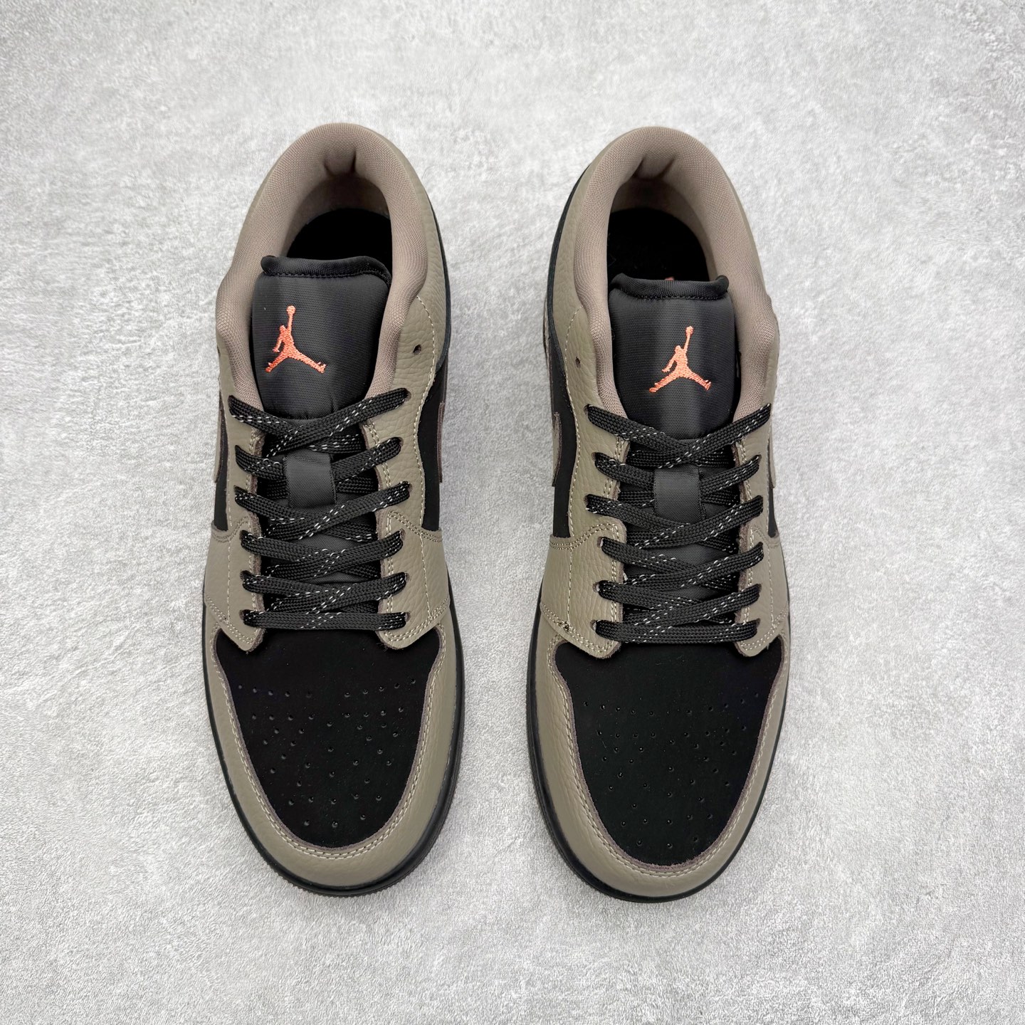 图片[2]-＃K版 Air Jordan AJ1 Low 低帮 IB7111-005 全新流水线出品 DT版本唯一平替选择 市场第二梯队最强版 全部原鞋开发 原楦原纸板开发 全鞋电脑针车 原厂内置全掌气垫 原盒内在原标 唯一Zp原版鞋带绑法 免检产品 全新2022版型 全头层皮料 完美零毛边处理 原厂配置全掌气垫 价格定位良心 几十个配色陆续出货 实拍调校N版已经零色差零失真 百分百还原实物色彩所见即所得 不存在货不对板色差等低级问题 选购参考实物拍摄 不混卖不参货 只用心做好货严格选品 承诺混一赔十 尺码：36 36.5 37.5 38 38.5 39 40 40.5 41 42 42.5 43 44 44.5 45-选品中心