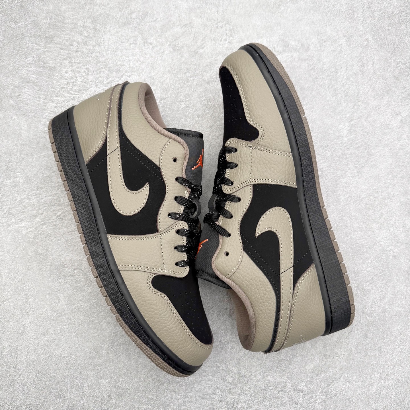 图片[3]-＃K版 Air Jordan AJ1 Low 低帮 IB7111-005 全新流水线出品 DT版本唯一平替选择 市场第二梯队最强版 全部原鞋开发 原楦原纸板开发 全鞋电脑针车 原厂内置全掌气垫 原盒内在原标 唯一Zp原版鞋带绑法 免检产品 全新2022版型 全头层皮料 完美零毛边处理 原厂配置全掌气垫 价格定位良心 几十个配色陆续出货 实拍调校N版已经零色差零失真 百分百还原实物色彩所见即所得 不存在货不对板色差等低级问题 选购参考实物拍摄 不混卖不参货 只用心做好货严格选品 承诺混一赔十 尺码：36 36.5 37.5 38 38.5 39 40 40.5 41 42 42.5 43 44 44.5 45-选品中心