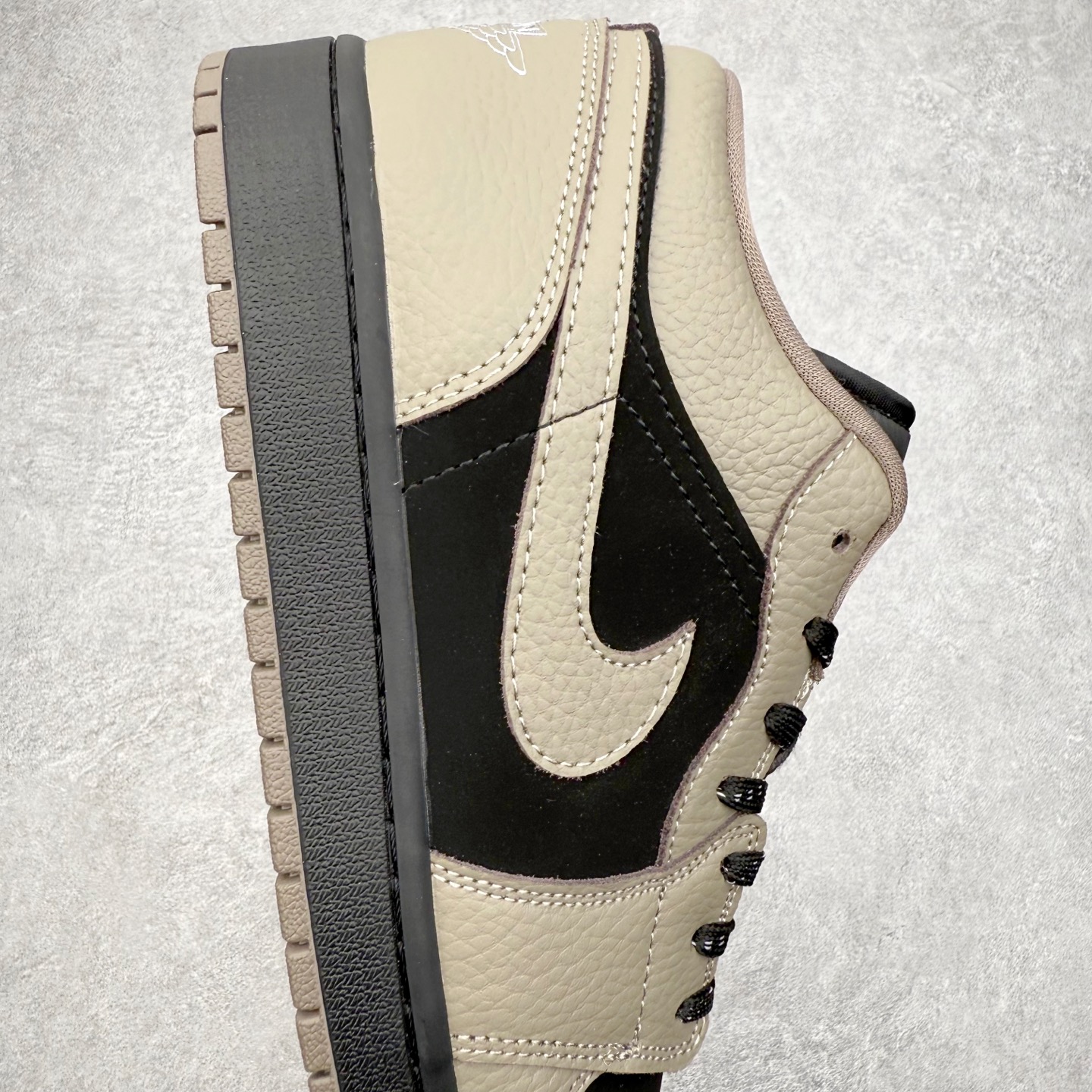 图片[6]-＃K版 Air Jordan AJ1 Low 低帮 IB7111-005 全新流水线出品 DT版本唯一平替选择 市场第二梯队最强版 全部原鞋开发 原楦原纸板开发 全鞋电脑针车 原厂内置全掌气垫 原盒内在原标 唯一Zp原版鞋带绑法 免检产品 全新2022版型 全头层皮料 完美零毛边处理 原厂配置全掌气垫 价格定位良心 几十个配色陆续出货 实拍调校N版已经零色差零失真 百分百还原实物色彩所见即所得 不存在货不对板色差等低级问题 选购参考实物拍摄 不混卖不参货 只用心做好货严格选品 承诺混一赔十 尺码：36 36.5 37.5 38 38.5 39 40 40.5 41 42 42.5 43 44 44.5 45-选品中心