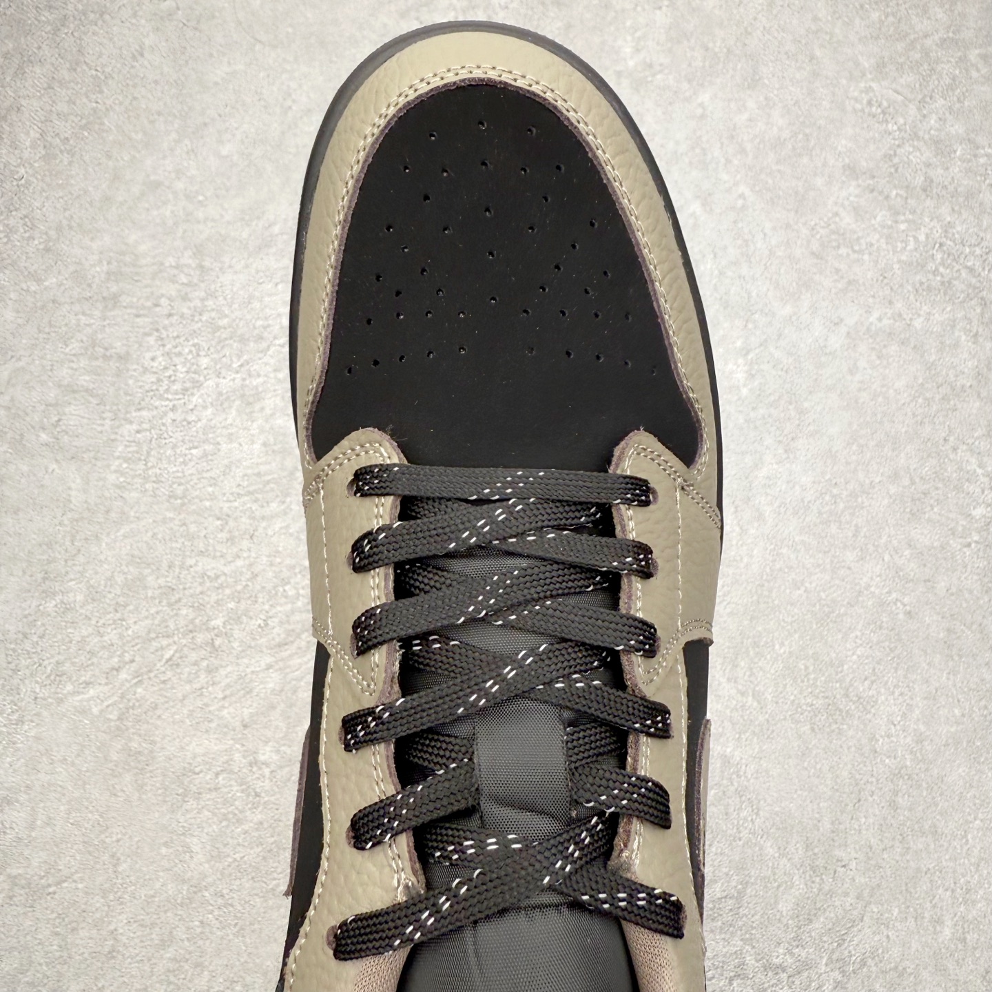 图片[4]-＃K版 Air Jordan AJ1 Low 低帮 IB7111-005 全新流水线出品 DT版本唯一平替选择 市场第二梯队最强版 全部原鞋开发 原楦原纸板开发 全鞋电脑针车 原厂内置全掌气垫 原盒内在原标 唯一Zp原版鞋带绑法 免检产品 全新2022版型 全头层皮料 完美零毛边处理 原厂配置全掌气垫 价格定位良心 几十个配色陆续出货 实拍调校N版已经零色差零失真 百分百还原实物色彩所见即所得 不存在货不对板色差等低级问题 选购参考实物拍摄 不混卖不参货 只用心做好货严格选品 承诺混一赔十 尺码：36 36.5 37.5 38 38.5 39 40 40.5 41 42 42.5 43 44 44.5 45-选品中心