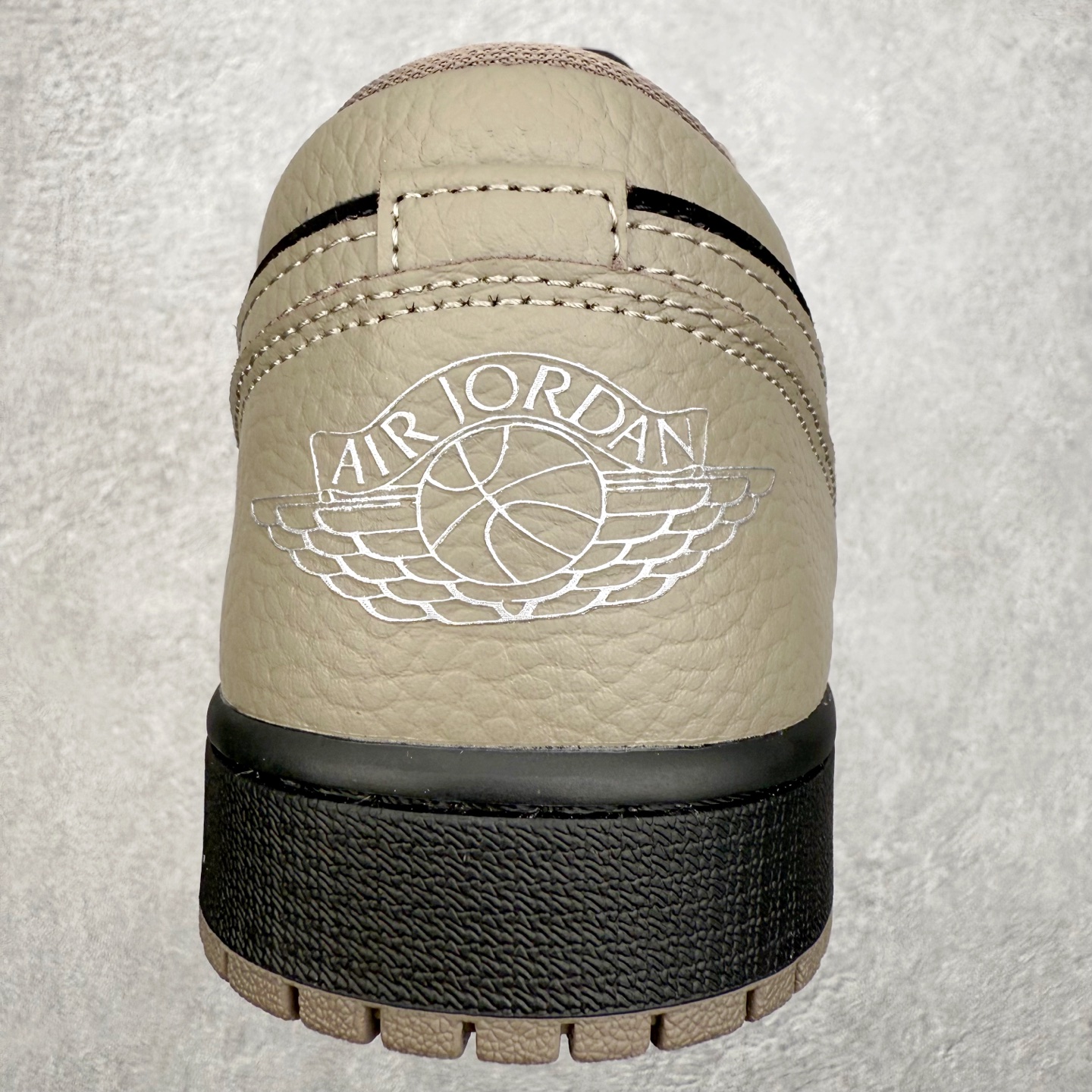 图片[8]-＃K版 Air Jordan AJ1 Low 低帮 IB7111-005 全新流水线出品 DT版本唯一平替选择 市场第二梯队最强版 全部原鞋开发 原楦原纸板开发 全鞋电脑针车 原厂内置全掌气垫 原盒内在原标 唯一Zp原版鞋带绑法 免检产品 全新2022版型 全头层皮料 完美零毛边处理 原厂配置全掌气垫 价格定位良心 几十个配色陆续出货 实拍调校N版已经零色差零失真 百分百还原实物色彩所见即所得 不存在货不对板色差等低级问题 选购参考实物拍摄 不混卖不参货 只用心做好货严格选品 承诺混一赔十 尺码：36 36.5 37.5 38 38.5 39 40 40.5 41 42 42.5 43 44 44.5 45-选品中心