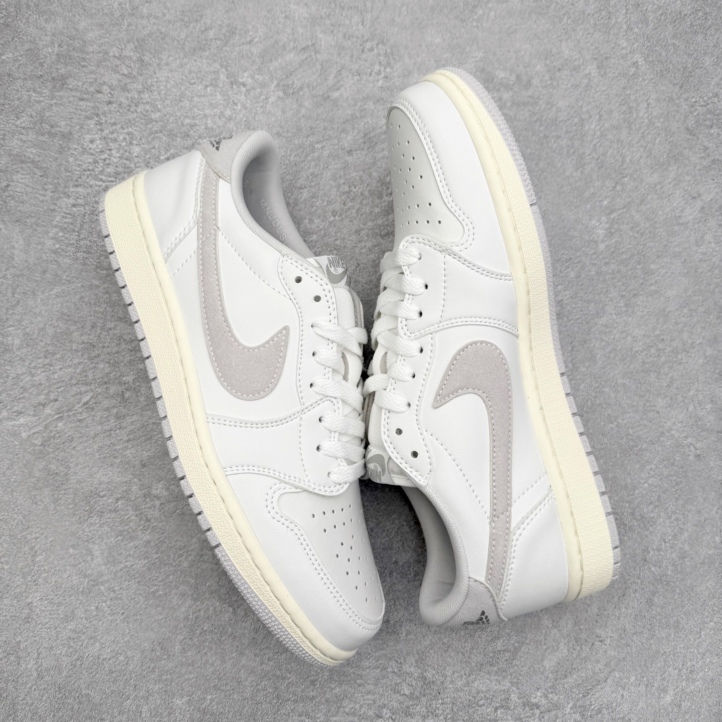 图片[3]-Air Jordan AJ1 Low 低帮 FB9933-100 全新流水线出品 DT版本唯一平替选择 市场第二梯队最强版 全部原鞋开发 原楦原纸板开发 全鞋电脑针车 原厂内置全掌气垫 原盒内在原标 唯一Zp原版鞋带绑法 免检产品 全新2022版型 全头层皮料 完美零毛边处理 原厂配置全掌气垫 价格定位良心 几十个配色陆续出货 实拍调校N版已经零色差零失真 百分百还原实物色彩所见即所得 不存在货不对板色差等低级问题 选购参考实物拍摄 不混卖不参货 只用心做好货严格选品 承诺混一赔十 尺码：36 36.5 37.5 38 38.5 39 40 40.5 41 42 42.5 43 44 44.5 45-选品中心