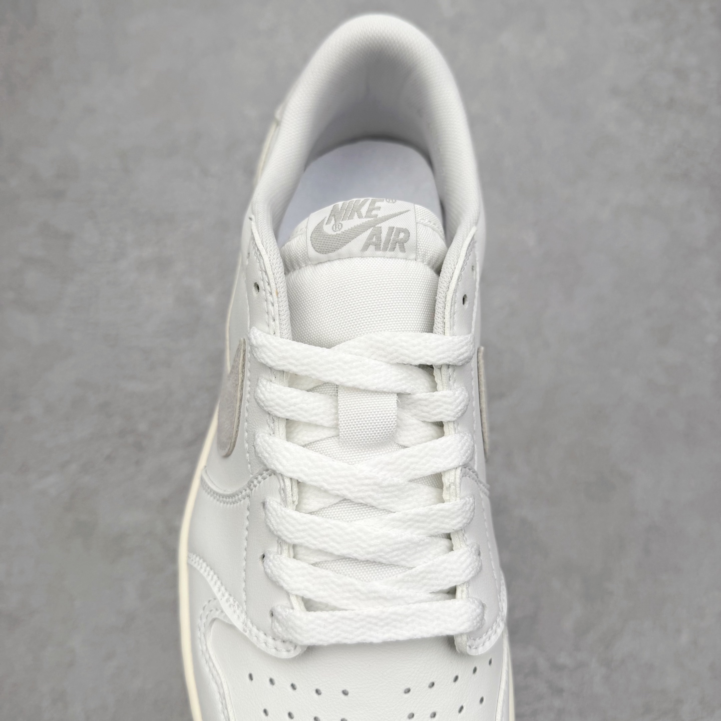 图片[5]-Air Jordan AJ1 Low 低帮 FB9933-100 全新流水线出品 DT版本唯一平替选择 市场第二梯队最强版 全部原鞋开发 原楦原纸板开发 全鞋电脑针车 原厂内置全掌气垫 原盒内在原标 唯一Zp原版鞋带绑法 免检产品 全新2022版型 全头层皮料 完美零毛边处理 原厂配置全掌气垫 价格定位良心 几十个配色陆续出货 实拍调校N版已经零色差零失真 百分百还原实物色彩所见即所得 不存在货不对板色差等低级问题 选购参考实物拍摄 不混卖不参货 只用心做好货严格选品 承诺混一赔十 尺码：36 36.5 37.5 38 38.5 39 40 40.5 41 42 42.5 43 44 44.5 45-选品中心