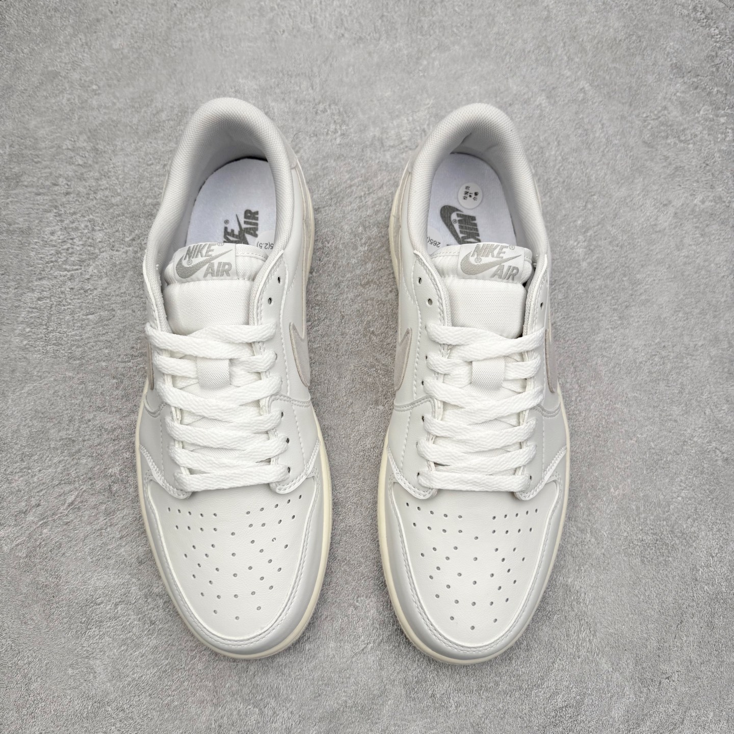 图片[2]-Air Jordan AJ1 Low 低帮 FB9933-100 全新流水线出品 DT版本唯一平替选择 市场第二梯队最强版 全部原鞋开发 原楦原纸板开发 全鞋电脑针车 原厂内置全掌气垫 原盒内在原标 唯一Zp原版鞋带绑法 免检产品 全新2022版型 全头层皮料 完美零毛边处理 原厂配置全掌气垫 价格定位良心 几十个配色陆续出货 实拍调校N版已经零色差零失真 百分百还原实物色彩所见即所得 不存在货不对板色差等低级问题 选购参考实物拍摄 不混卖不参货 只用心做好货严格选品 承诺混一赔十 尺码：36 36.5 37.5 38 38.5 39 40 40.5 41 42 42.5 43 44 44.5 45-选品中心