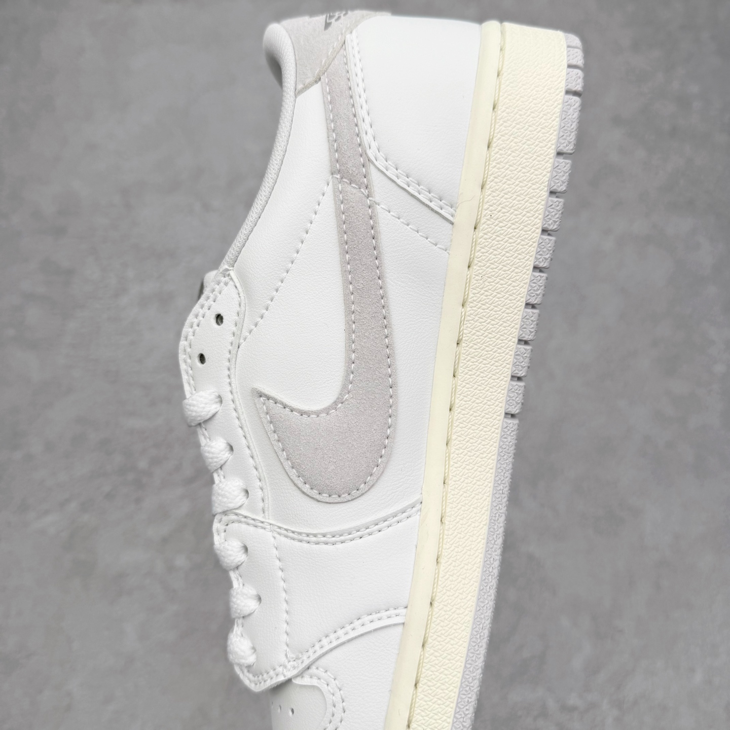 图片[7]-Air Jordan AJ1 Low 低帮 FB9933-100 全新流水线出品 DT版本唯一平替选择 市场第二梯队最强版 全部原鞋开发 原楦原纸板开发 全鞋电脑针车 原厂内置全掌气垫 原盒内在原标 唯一Zp原版鞋带绑法 免检产品 全新2022版型 全头层皮料 完美零毛边处理 原厂配置全掌气垫 价格定位良心 几十个配色陆续出货 实拍调校N版已经零色差零失真 百分百还原实物色彩所见即所得 不存在货不对板色差等低级问题 选购参考实物拍摄 不混卖不参货 只用心做好货严格选品 承诺混一赔十 尺码：36 36.5 37.5 38 38.5 39 40 40.5 41 42 42.5 43 44 44.5 45-选品中心