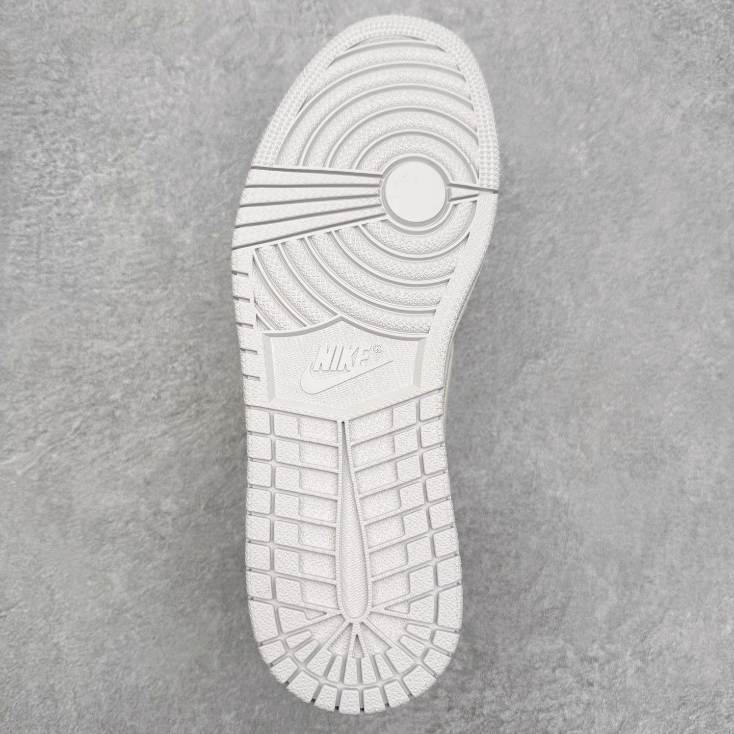 图片[9]-Air Jordan AJ1 Low 低帮 FB9933-100 全新流水线出品 DT版本唯一平替选择 市场第二梯队最强版 全部原鞋开发 原楦原纸板开发 全鞋电脑针车 原厂内置全掌气垫 原盒内在原标 唯一Zp原版鞋带绑法 免检产品 全新2022版型 全头层皮料 完美零毛边处理 原厂配置全掌气垫 价格定位良心 几十个配色陆续出货 实拍调校N版已经零色差零失真 百分百还原实物色彩所见即所得 不存在货不对板色差等低级问题 选购参考实物拍摄 不混卖不参货 只用心做好货严格选品 承诺混一赔十 尺码：36 36.5 37.5 38 38.5 39 40 40.5 41 42 42.5 43 44 44.5 45-选品中心