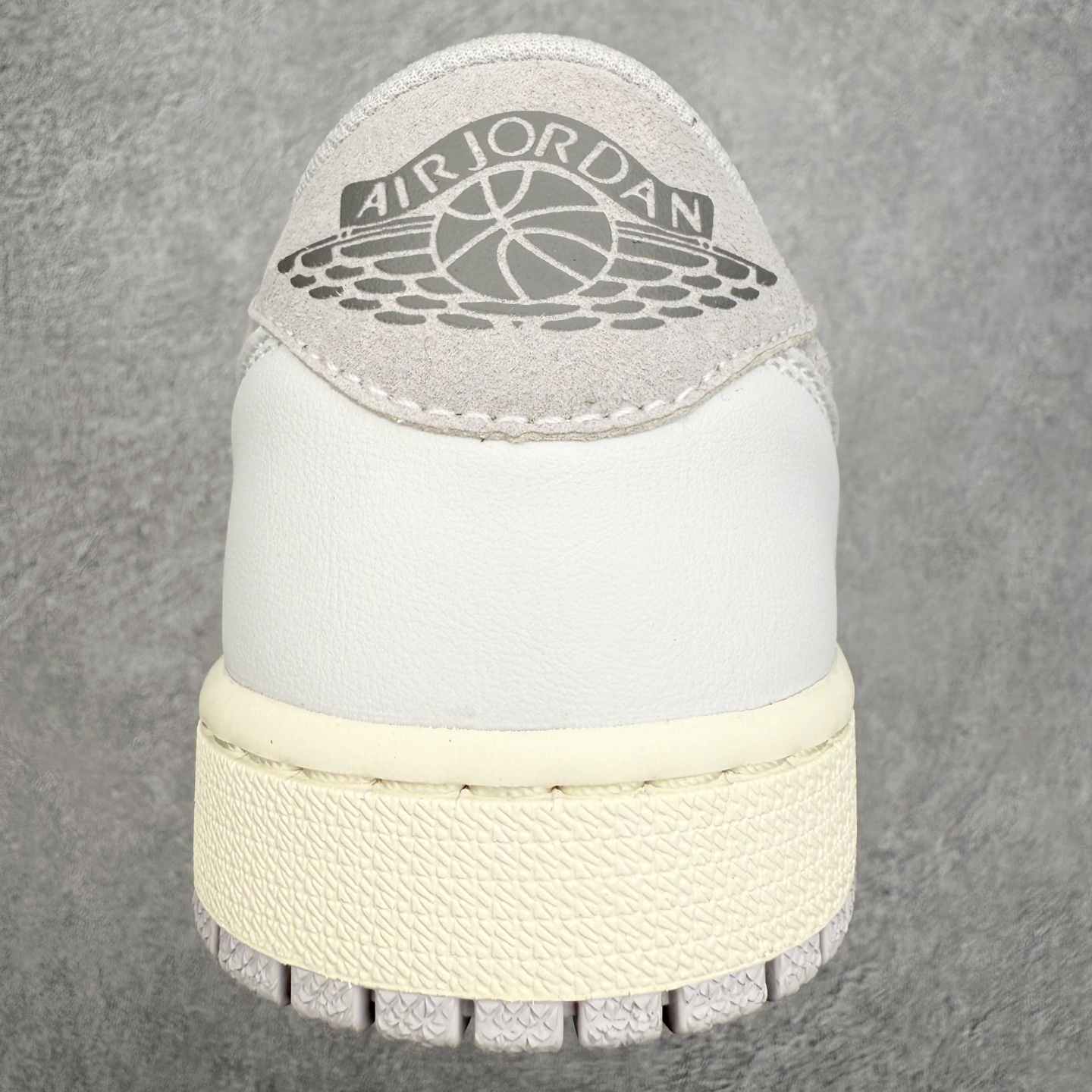 图片[8]-Air Jordan AJ1 Low 低帮 FB9933-100 全新流水线出品 DT版本唯一平替选择 市场第二梯队最强版 全部原鞋开发 原楦原纸板开发 全鞋电脑针车 原厂内置全掌气垫 原盒内在原标 唯一Zp原版鞋带绑法 免检产品 全新2022版型 全头层皮料 完美零毛边处理 原厂配置全掌气垫 价格定位良心 几十个配色陆续出货 实拍调校N版已经零色差零失真 百分百还原实物色彩所见即所得 不存在货不对板色差等低级问题 选购参考实物拍摄 不混卖不参货 只用心做好货严格选品 承诺混一赔十 尺码：36 36.5 37.5 38 38.5 39 40 40.5 41 42 42.5 43 44 44.5 45-选品中心