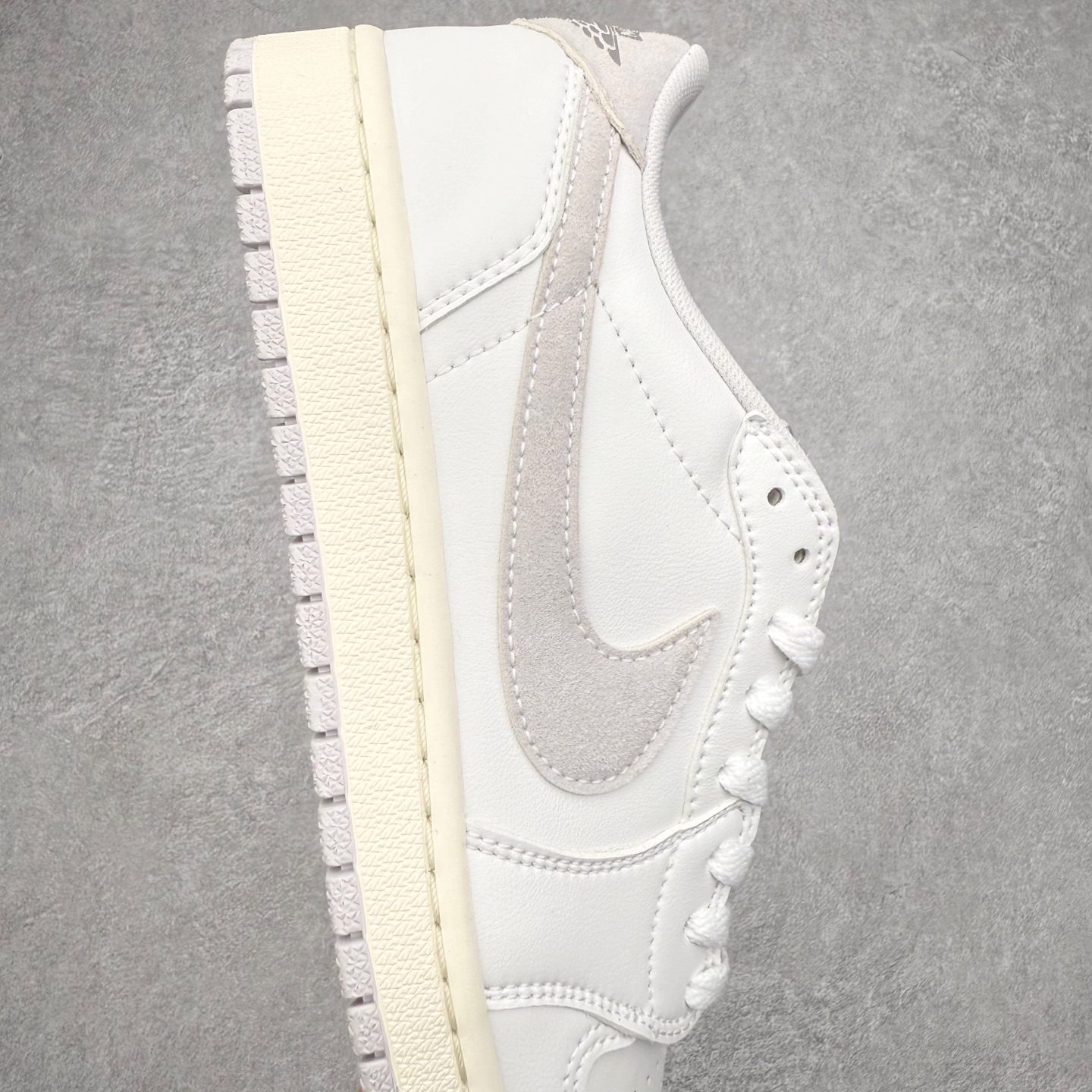 图片[6]-Air Jordan AJ1 Low 低帮 FB9933-100 全新流水线出品 DT版本唯一平替选择 市场第二梯队最强版 全部原鞋开发 原楦原纸板开发 全鞋电脑针车 原厂内置全掌气垫 原盒内在原标 唯一Zp原版鞋带绑法 免检产品 全新2022版型 全头层皮料 完美零毛边处理 原厂配置全掌气垫 价格定位良心 几十个配色陆续出货 实拍调校N版已经零色差零失真 百分百还原实物色彩所见即所得 不存在货不对板色差等低级问题 选购参考实物拍摄 不混卖不参货 只用心做好货严格选品 承诺混一赔十 尺码：36 36.5 37.5 38 38.5 39 40 40.5 41 42 42.5 43 44 44.5 45-选品中心