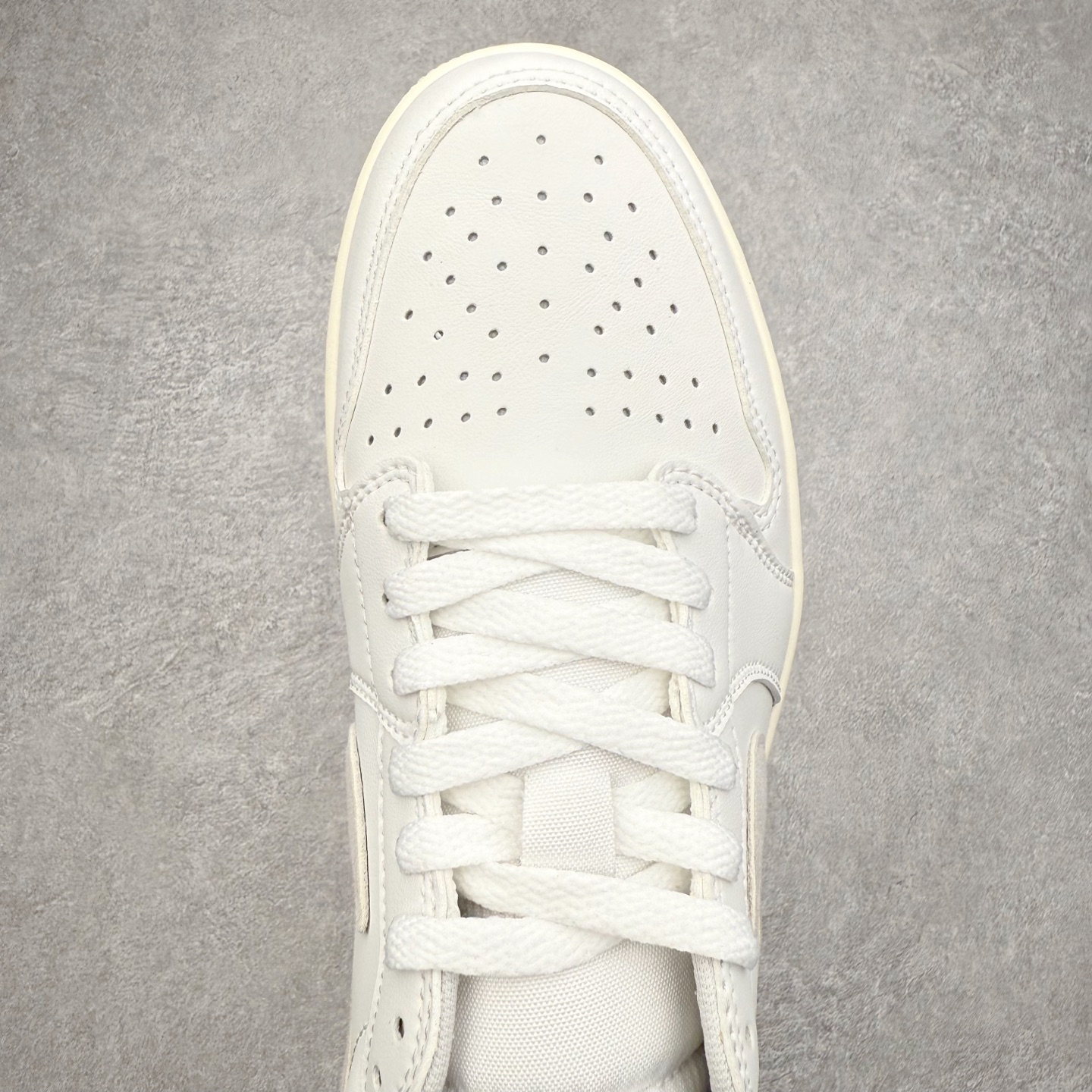 图片[4]-Air Jordan AJ1 Low 低帮 FB9933-100 全新流水线出品 DT版本唯一平替选择 市场第二梯队最强版 全部原鞋开发 原楦原纸板开发 全鞋电脑针车 原厂内置全掌气垫 原盒内在原标 唯一Zp原版鞋带绑法 免检产品 全新2022版型 全头层皮料 完美零毛边处理 原厂配置全掌气垫 价格定位良心 几十个配色陆续出货 实拍调校N版已经零色差零失真 百分百还原实物色彩所见即所得 不存在货不对板色差等低级问题 选购参考实物拍摄 不混卖不参货 只用心做好货严格选品 承诺混一赔十 尺码：36 36.5 37.5 38 38.5 39 40 40.5 41 42 42.5 43 44 44.5 45-选品中心