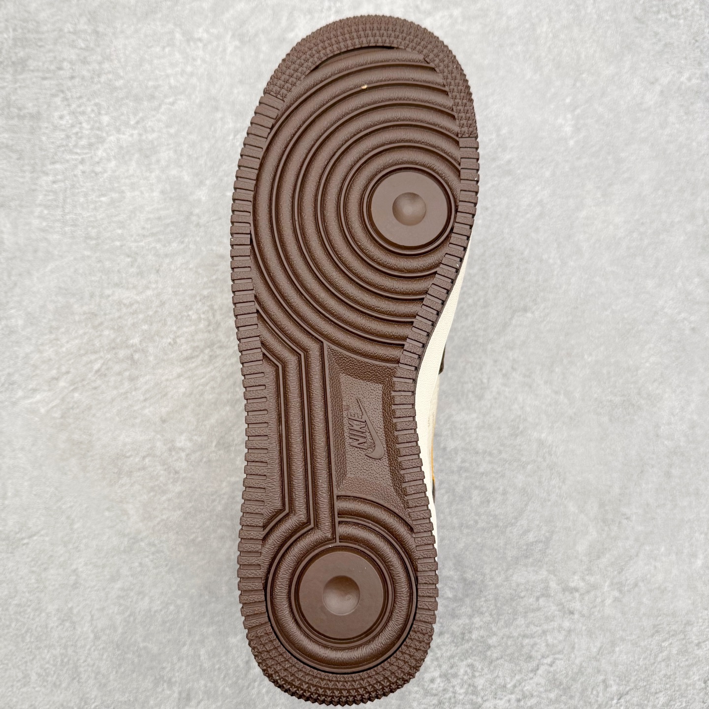 图片[9]-NK Air Force 1´07 Low 空军一号低帮百搭休闲运动板鞋 KD1688-001 柔软、弹性十足的缓震性能和出色的中底设计 横跨复古与现代的外型结合 造就出风靡全球 三十多年的Force 1 直到今天还深受青睐 实拍调校N版已经零色差零失真 百分百还原实物色彩所见即所得 不存在货不对板色差等低级问题 选购参考实物拍摄 不混卖不参货 只用心做好货严格选品 承诺混一赔十 尺码：36 36.5 37.5 38 38.5 39 40 40.5 41 42 42.5 43 44 44.5 45-选品中心