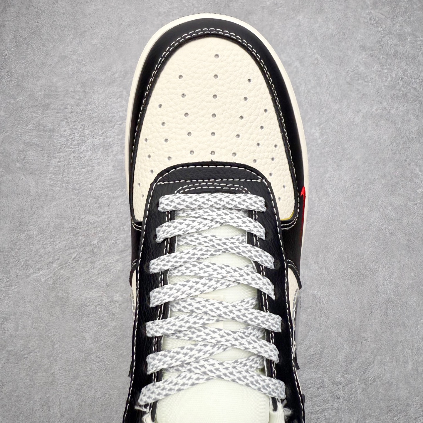 图片[4]-NK Air Force 1´07 Low 空军一号低帮百搭休闲运动板鞋 DF0188-106 柔软、弹性十足的缓震性能和出色的中底设计 横跨复古与现代的外型结合 造就出风靡全球 三十多年的Force 1 直到今天还深受青睐 实拍调校N版已经零色差零失真 百分百还原实物色彩所见即所得 不存在货不对板色差等低级问题 选购参考实物拍摄 不混卖不参货 只用心做好货严格选品 承诺混一赔十 尺码：36 36.5 37.5 38 38.5 39 40 40.5 41 42 42.5 43 44 44.5 45-选品中心