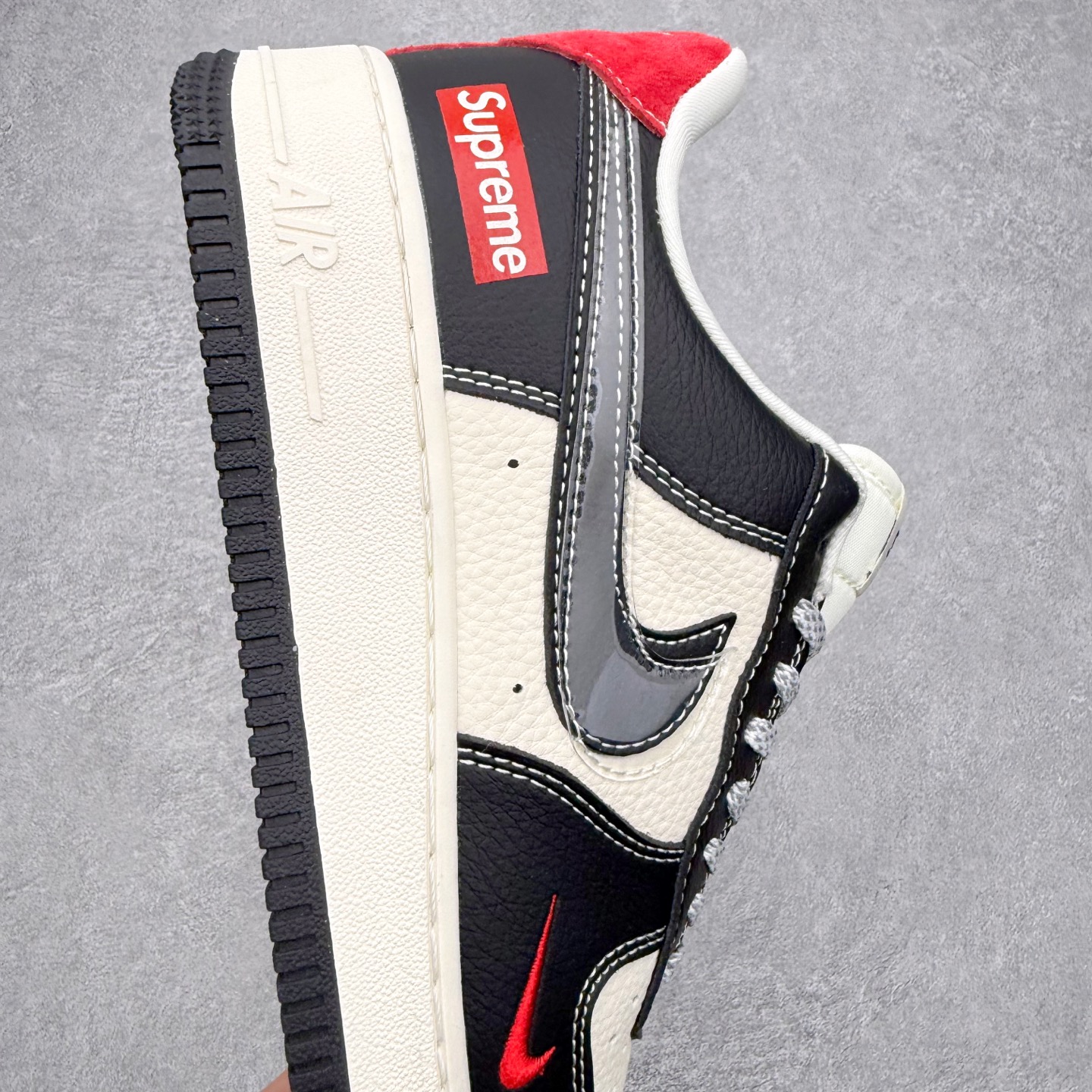 图片[6]-NK Air Force 1´07 Low 空军一号低帮百搭休闲运动板鞋 DF0188-106 柔软、弹性十足的缓震性能和出色的中底设计 横跨复古与现代的外型结合 造就出风靡全球 三十多年的Force 1 直到今天还深受青睐 实拍调校N版已经零色差零失真 百分百还原实物色彩所见即所得 不存在货不对板色差等低级问题 选购参考实物拍摄 不混卖不参货 只用心做好货严格选品 承诺混一赔十 尺码：36 36.5 37.5 38 38.5 39 40 40.5 41 42 42.5 43 44 44.5 45-选品中心