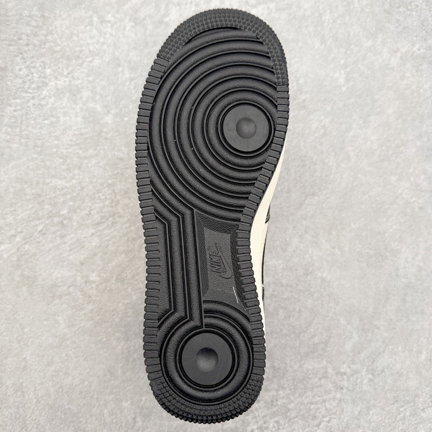 图片[9]-NK Air Force 1´07 Low 空军一号低帮百搭休闲运动板鞋 DF0188-106 柔软、弹性十足的缓震性能和出色的中底设计 横跨复古与现代的外型结合 造就出风靡全球 三十多年的Force 1 直到今天还深受青睐 实拍调校N版已经零色差零失真 百分百还原实物色彩所见即所得 不存在货不对板色差等低级问题 选购参考实物拍摄 不混卖不参货 只用心做好货严格选品 承诺混一赔十 尺码：36 36.5 37.5 38 38.5 39 40 40.5 41 42 42.5 43 44 44.5 45-选品中心