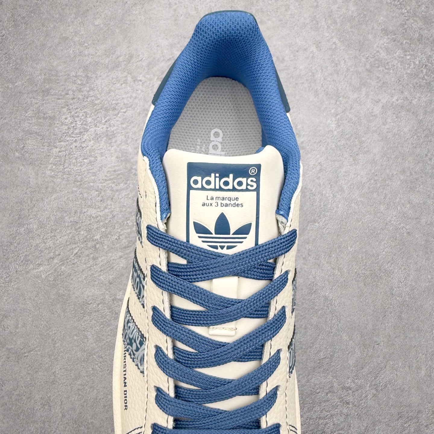 图片[5]-＃福利特价‼️ AD Originals Superstar 经典复古贝壳头板鞋 定制系列配色 诞生于1969年 是第一双将全皮面鞋 身与橡胶鞋头结合在一起的低帮篮球鞋 Superstar最开始 是作为高帮篮球鞋Pro Model的低帮版本而出现的 但因为其独特和醒目的橡胶鞋头造型而让大家熟知 被大家形象地称为\\\”shelltoe\\\”贝壳头 在70年代的美国职业篮球场上 接近3/4的NBA球员都将这双Superstar作为场上用鞋 80年代之后 经过不断的改良和发展 Superstar逐渐成为横跨时装、音乐、街头文化、休闲和运动等各大领域的时尚潮鞋 尺码：35.5 36 36.5 37 38 38.5 39 40 40.5 41 42 42.5 43 44 44.5 45-选品中心