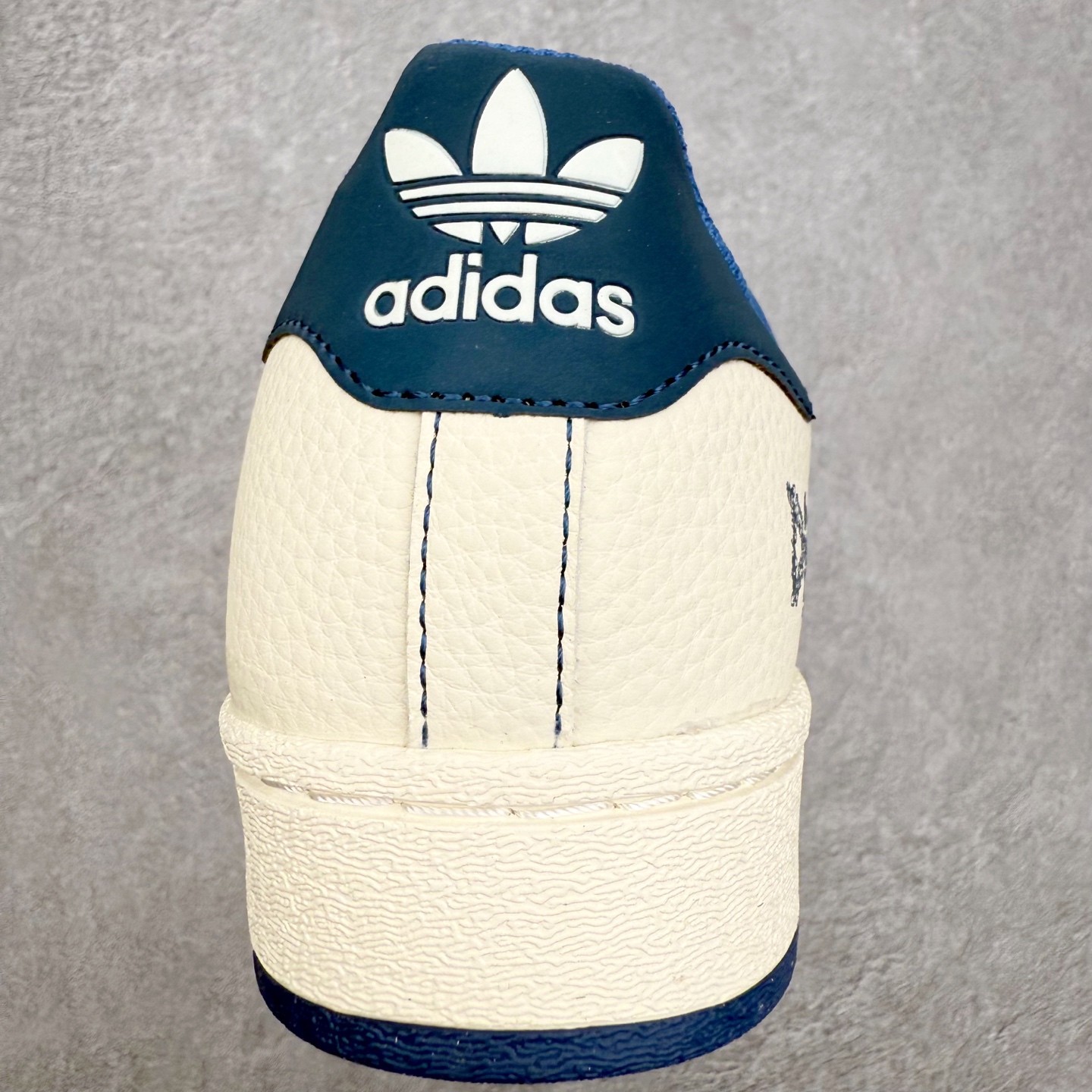 图片[8]-＃福利特价‼️ AD Originals Superstar 经典复古贝壳头板鞋 定制系列配色 诞生于1969年 是第一双将全皮面鞋 身与橡胶鞋头结合在一起的低帮篮球鞋 Superstar最开始 是作为高帮篮球鞋Pro Model的低帮版本而出现的 但因为其独特和醒目的橡胶鞋头造型而让大家熟知 被大家形象地称为\\\”shelltoe\\\”贝壳头 在70年代的美国职业篮球场上 接近3/4的NBA球员都将这双Superstar作为场上用鞋 80年代之后 经过不断的改良和发展 Superstar逐渐成为横跨时装、音乐、街头文化、休闲和运动等各大领域的时尚潮鞋 尺码：35.5 36 36.5 37 38 38.5 39 40 40.5 41 42 42.5 43 44 44.5 45-选品中心