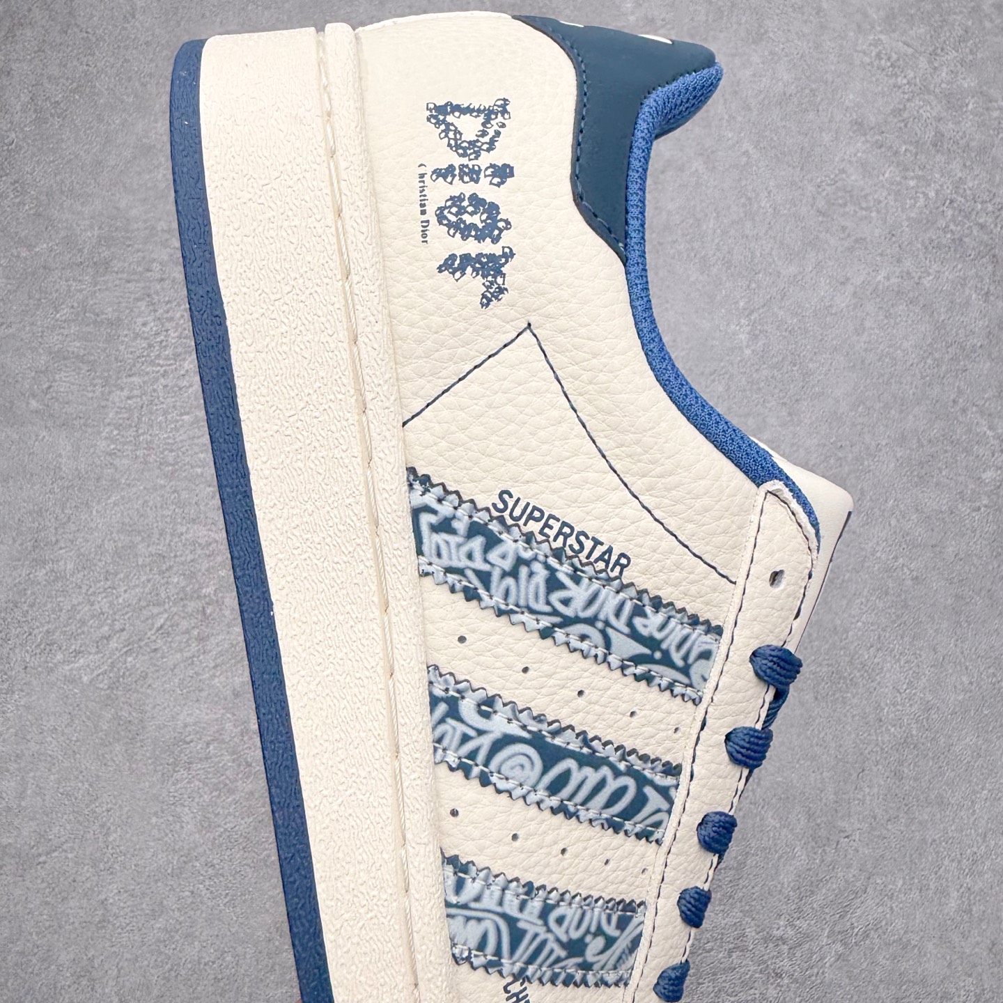 图片[6]-＃福利特价‼️ AD Originals Superstar 经典复古贝壳头板鞋 定制系列配色 诞生于1969年 是第一双将全皮面鞋 身与橡胶鞋头结合在一起的低帮篮球鞋 Superstar最开始 是作为高帮篮球鞋Pro Model的低帮版本而出现的 但因为其独特和醒目的橡胶鞋头造型而让大家熟知 被大家形象地称为\\\”shelltoe\\\”贝壳头 在70年代的美国职业篮球场上 接近3/4的NBA球员都将这双Superstar作为场上用鞋 80年代之后 经过不断的改良和发展 Superstar逐渐成为横跨时装、音乐、街头文化、休闲和运动等各大领域的时尚潮鞋 尺码：35.5 36 36.5 37 38 38.5 39 40 40.5 41 42 42.5 43 44 44.5 45-选品中心