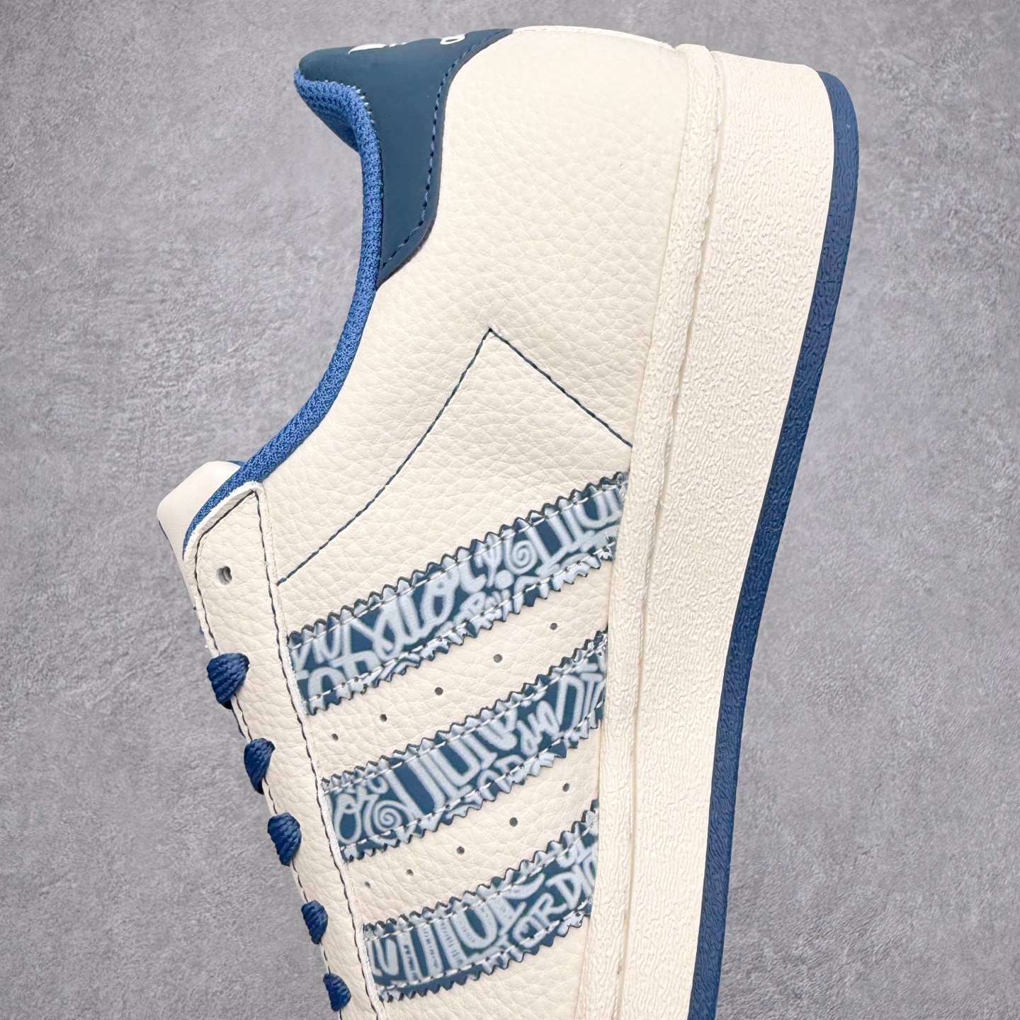 图片[7]-＃福利特价‼️ AD Originals Superstar 经典复古贝壳头板鞋 定制系列配色 诞生于1969年 是第一双将全皮面鞋 身与橡胶鞋头结合在一起的低帮篮球鞋 Superstar最开始 是作为高帮篮球鞋Pro Model的低帮版本而出现的 但因为其独特和醒目的橡胶鞋头造型而让大家熟知 被大家形象地称为\\\”shelltoe\\\”贝壳头 在70年代的美国职业篮球场上 接近3/4的NBA球员都将这双Superstar作为场上用鞋 80年代之后 经过不断的改良和发展 Superstar逐渐成为横跨时装、音乐、街头文化、休闲和运动等各大领域的时尚潮鞋 尺码：35.5 36 36.5 37 38 38.5 39 40 40.5 41 42 42.5 43 44 44.5 45-选品中心