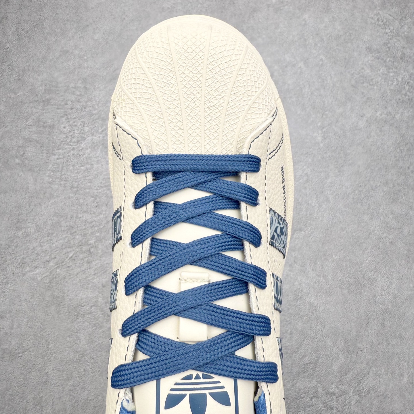 图片[4]-＃福利特价‼️ AD Originals Superstar 经典复古贝壳头板鞋 定制系列配色 诞生于1969年 是第一双将全皮面鞋 身与橡胶鞋头结合在一起的低帮篮球鞋 Superstar最开始 是作为高帮篮球鞋Pro Model的低帮版本而出现的 但因为其独特和醒目的橡胶鞋头造型而让大家熟知 被大家形象地称为\\\”shelltoe\\\”贝壳头 在70年代的美国职业篮球场上 接近3/4的NBA球员都将这双Superstar作为场上用鞋 80年代之后 经过不断的改良和发展 Superstar逐渐成为横跨时装、音乐、街头文化、休闲和运动等各大领域的时尚潮鞋 尺码：35.5 36 36.5 37 38 38.5 39 40 40.5 41 42 42.5 43 44 44.5 45-选品中心