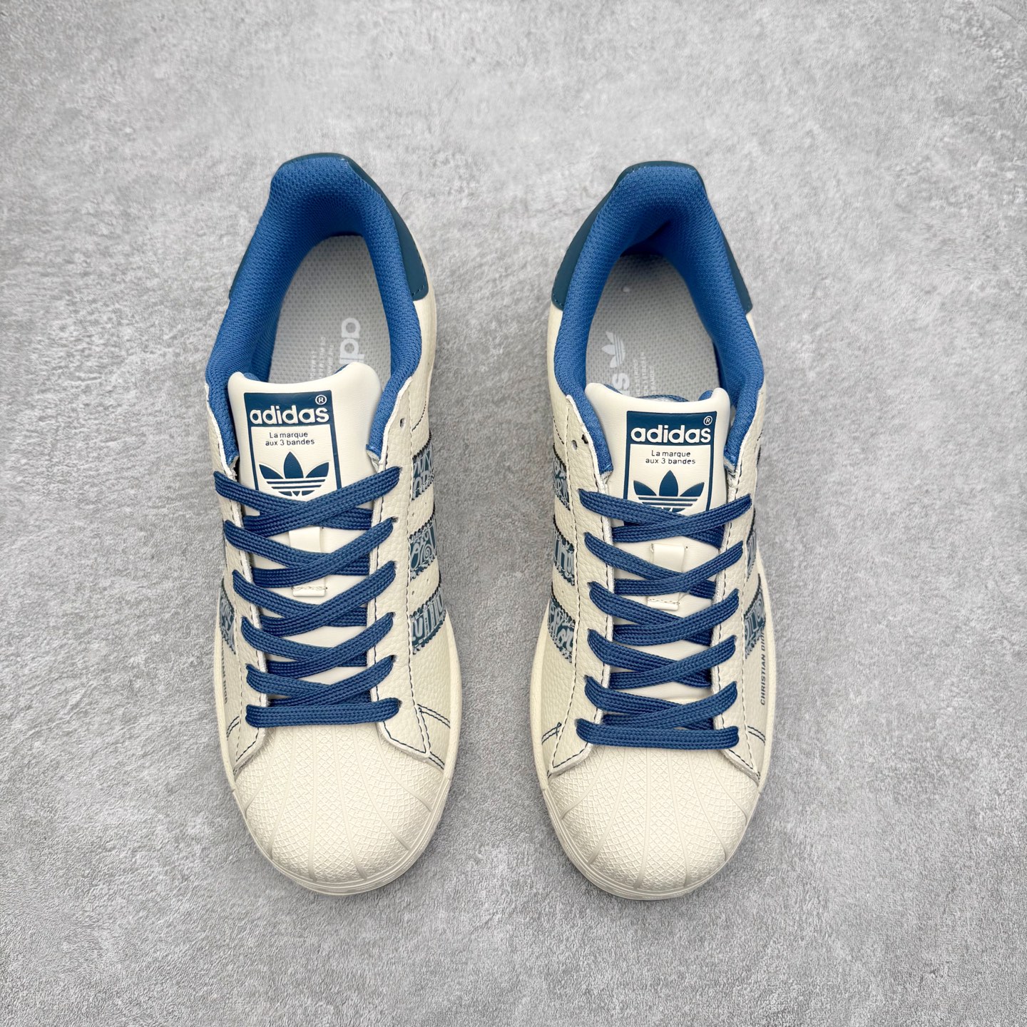 图片[2]-＃福利特价‼️ AD Originals Superstar 经典复古贝壳头板鞋 定制系列配色 诞生于1969年 是第一双将全皮面鞋 身与橡胶鞋头结合在一起的低帮篮球鞋 Superstar最开始 是作为高帮篮球鞋Pro Model的低帮版本而出现的 但因为其独特和醒目的橡胶鞋头造型而让大家熟知 被大家形象地称为\\\”shelltoe\\\”贝壳头 在70年代的美国职业篮球场上 接近3/4的NBA球员都将这双Superstar作为场上用鞋 80年代之后 经过不断的改良和发展 Superstar逐渐成为横跨时装、音乐、街头文化、休闲和运动等各大领域的时尚潮鞋 尺码：35.5 36 36.5 37 38 38.5 39 40 40.5 41 42 42.5 43 44 44.5 45-选品中心