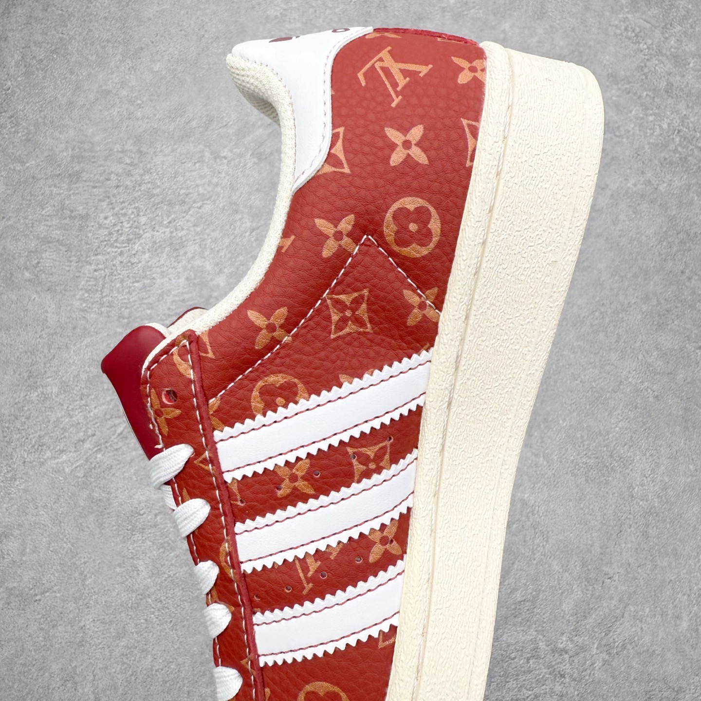 图片[7]-＃福利特价‼️ AD Originals Superstar 经典复古贝壳头板鞋 定制系列配色 诞生于1969年 是第一双将全皮面鞋 身与橡胶鞋头结合在一起的低帮篮球鞋 Superstar最开始 是作为高帮篮球鞋Pro Model的低帮版本而出现的 但因为其独特和醒目的橡胶鞋头造型而让大家熟知 被大家形象地称为\\\”shelltoe\\\”贝壳头 在70年代的美国职业篮球场上 接近3/4的NBA球员都将这双Superstar作为场上用鞋 80年代之后 经过不断的改良和发展 Superstar逐渐成为横跨时装、音乐、街头文化、休闲和运动等各大领域的时尚潮鞋 尺码：35.5 36 36.5 37 38 38.5 39 40 40.5 41 42 42.5 43 44 44.5 45-选品中心