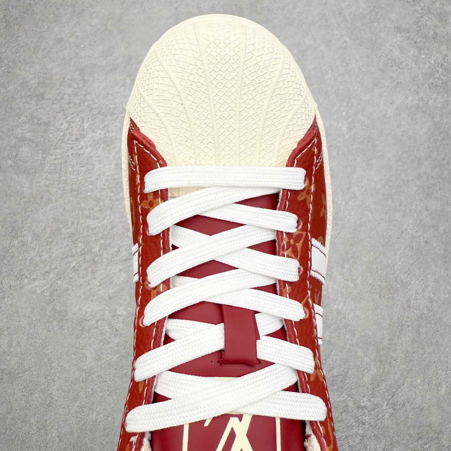 图片[4]-＃福利特价‼️ AD Originals Superstar 经典复古贝壳头板鞋 定制系列配色 诞生于1969年 是第一双将全皮面鞋 身与橡胶鞋头结合在一起的低帮篮球鞋 Superstar最开始 是作为高帮篮球鞋Pro Model的低帮版本而出现的 但因为其独特和醒目的橡胶鞋头造型而让大家熟知 被大家形象地称为\\\”shelltoe\\\”贝壳头 在70年代的美国职业篮球场上 接近3/4的NBA球员都将这双Superstar作为场上用鞋 80年代之后 经过不断的改良和发展 Superstar逐渐成为横跨时装、音乐、街头文化、休闲和运动等各大领域的时尚潮鞋 尺码：35.5 36 36.5 37 38 38.5 39 40 40.5 41 42 42.5 43 44 44.5 45-选品中心