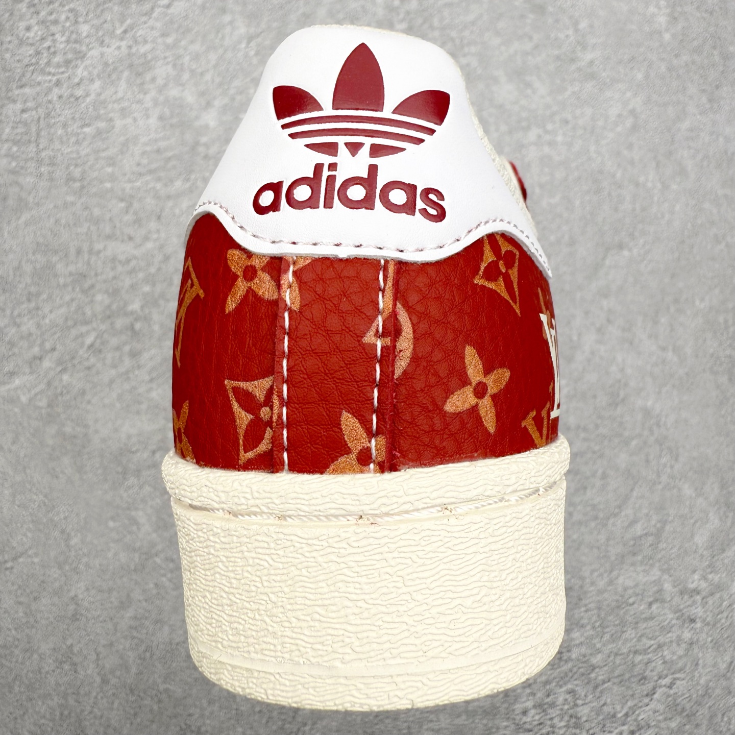 图片[8]-＃福利特价‼️ AD Originals Superstar 经典复古贝壳头板鞋 定制系列配色 诞生于1969年 是第一双将全皮面鞋 身与橡胶鞋头结合在一起的低帮篮球鞋 Superstar最开始 是作为高帮篮球鞋Pro Model的低帮版本而出现的 但因为其独特和醒目的橡胶鞋头造型而让大家熟知 被大家形象地称为\\\”shelltoe\\\”贝壳头 在70年代的美国职业篮球场上 接近3/4的NBA球员都将这双Superstar作为场上用鞋 80年代之后 经过不断的改良和发展 Superstar逐渐成为横跨时装、音乐、街头文化、休闲和运动等各大领域的时尚潮鞋 尺码：35.5 36 36.5 37 38 38.5 39 40 40.5 41 42 42.5 43 44 44.5 45-选品中心