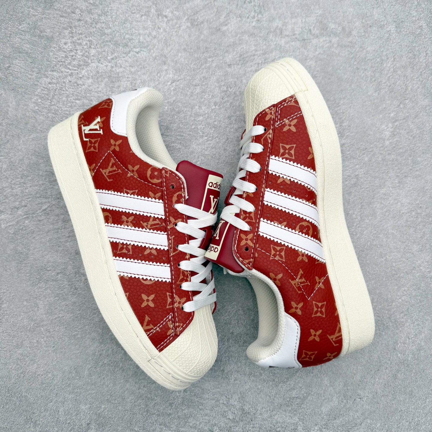 图片[3]-＃福利特价‼️ AD Originals Superstar 经典复古贝壳头板鞋 定制系列配色 诞生于1969年 是第一双将全皮面鞋 身与橡胶鞋头结合在一起的低帮篮球鞋 Superstar最开始 是作为高帮篮球鞋Pro Model的低帮版本而出现的 但因为其独特和醒目的橡胶鞋头造型而让大家熟知 被大家形象地称为\\\”shelltoe\\\”贝壳头 在70年代的美国职业篮球场上 接近3/4的NBA球员都将这双Superstar作为场上用鞋 80年代之后 经过不断的改良和发展 Superstar逐渐成为横跨时装、音乐、街头文化、休闲和运动等各大领域的时尚潮鞋 尺码：35.5 36 36.5 37 38 38.5 39 40 40.5 41 42 42.5 43 44 44.5 45-选品中心