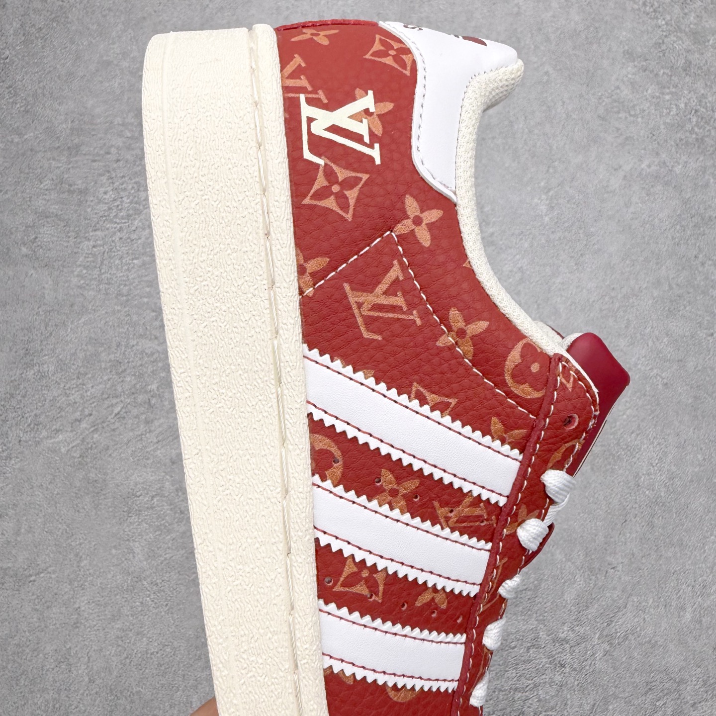 图片[6]-＃福利特价‼️ AD Originals Superstar 经典复古贝壳头板鞋 定制系列配色 诞生于1969年 是第一双将全皮面鞋 身与橡胶鞋头结合在一起的低帮篮球鞋 Superstar最开始 是作为高帮篮球鞋Pro Model的低帮版本而出现的 但因为其独特和醒目的橡胶鞋头造型而让大家熟知 被大家形象地称为\\\”shelltoe\\\”贝壳头 在70年代的美国职业篮球场上 接近3/4的NBA球员都将这双Superstar作为场上用鞋 80年代之后 经过不断的改良和发展 Superstar逐渐成为横跨时装、音乐、街头文化、休闲和运动等各大领域的时尚潮鞋 尺码：35.5 36 36.5 37 38 38.5 39 40 40.5 41 42 42.5 43 44 44.5 45-选品中心