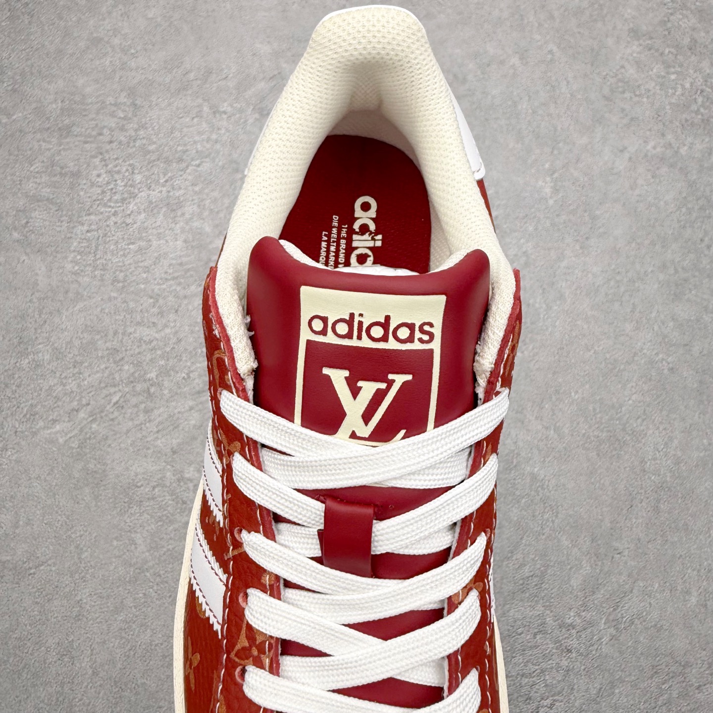 图片[5]-＃福利特价‼️ AD Originals Superstar 经典复古贝壳头板鞋 定制系列配色 诞生于1969年 是第一双将全皮面鞋 身与橡胶鞋头结合在一起的低帮篮球鞋 Superstar最开始 是作为高帮篮球鞋Pro Model的低帮版本而出现的 但因为其独特和醒目的橡胶鞋头造型而让大家熟知 被大家形象地称为\\\”shelltoe\\\”贝壳头 在70年代的美国职业篮球场上 接近3/4的NBA球员都将这双Superstar作为场上用鞋 80年代之后 经过不断的改良和发展 Superstar逐渐成为横跨时装、音乐、街头文化、休闲和运动等各大领域的时尚潮鞋 尺码：35.5 36 36.5 37 38 38.5 39 40 40.5 41 42 42.5 43 44 44.5 45-选品中心