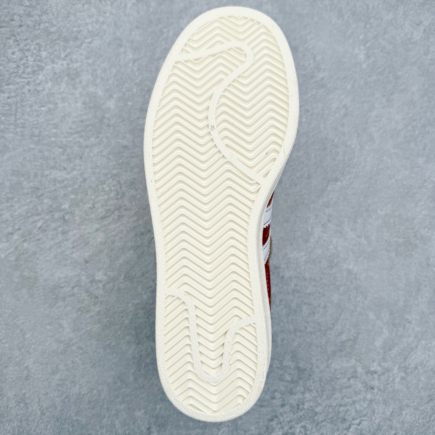 图片[9]-＃福利特价‼️ AD Originals Superstar 经典复古贝壳头板鞋 定制系列配色 诞生于1969年 是第一双将全皮面鞋 身与橡胶鞋头结合在一起的低帮篮球鞋 Superstar最开始 是作为高帮篮球鞋Pro Model的低帮版本而出现的 但因为其独特和醒目的橡胶鞋头造型而让大家熟知 被大家形象地称为\\\”shelltoe\\\”贝壳头 在70年代的美国职业篮球场上 接近3/4的NBA球员都将这双Superstar作为场上用鞋 80年代之后 经过不断的改良和发展 Superstar逐渐成为横跨时装、音乐、街头文化、休闲和运动等各大领域的时尚潮鞋 尺码：35.5 36 36.5 37 38 38.5 39 40 40.5 41 42 42.5 43 44 44.5 45-选品中心