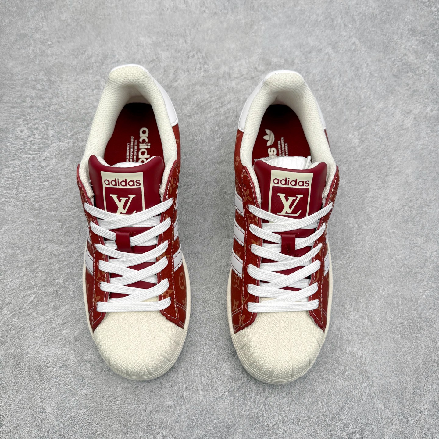 图片[2]-＃福利特价‼️ AD Originals Superstar 经典复古贝壳头板鞋 定制系列配色 诞生于1969年 是第一双将全皮面鞋 身与橡胶鞋头结合在一起的低帮篮球鞋 Superstar最开始 是作为高帮篮球鞋Pro Model的低帮版本而出现的 但因为其独特和醒目的橡胶鞋头造型而让大家熟知 被大家形象地称为\\\”shelltoe\\\”贝壳头 在70年代的美国职业篮球场上 接近3/4的NBA球员都将这双Superstar作为场上用鞋 80年代之后 经过不断的改良和发展 Superstar逐渐成为横跨时装、音乐、街头文化、休闲和运动等各大领域的时尚潮鞋 尺码：35.5 36 36.5 37 38 38.5 39 40 40.5 41 42 42.5 43 44 44.5 45-选品中心