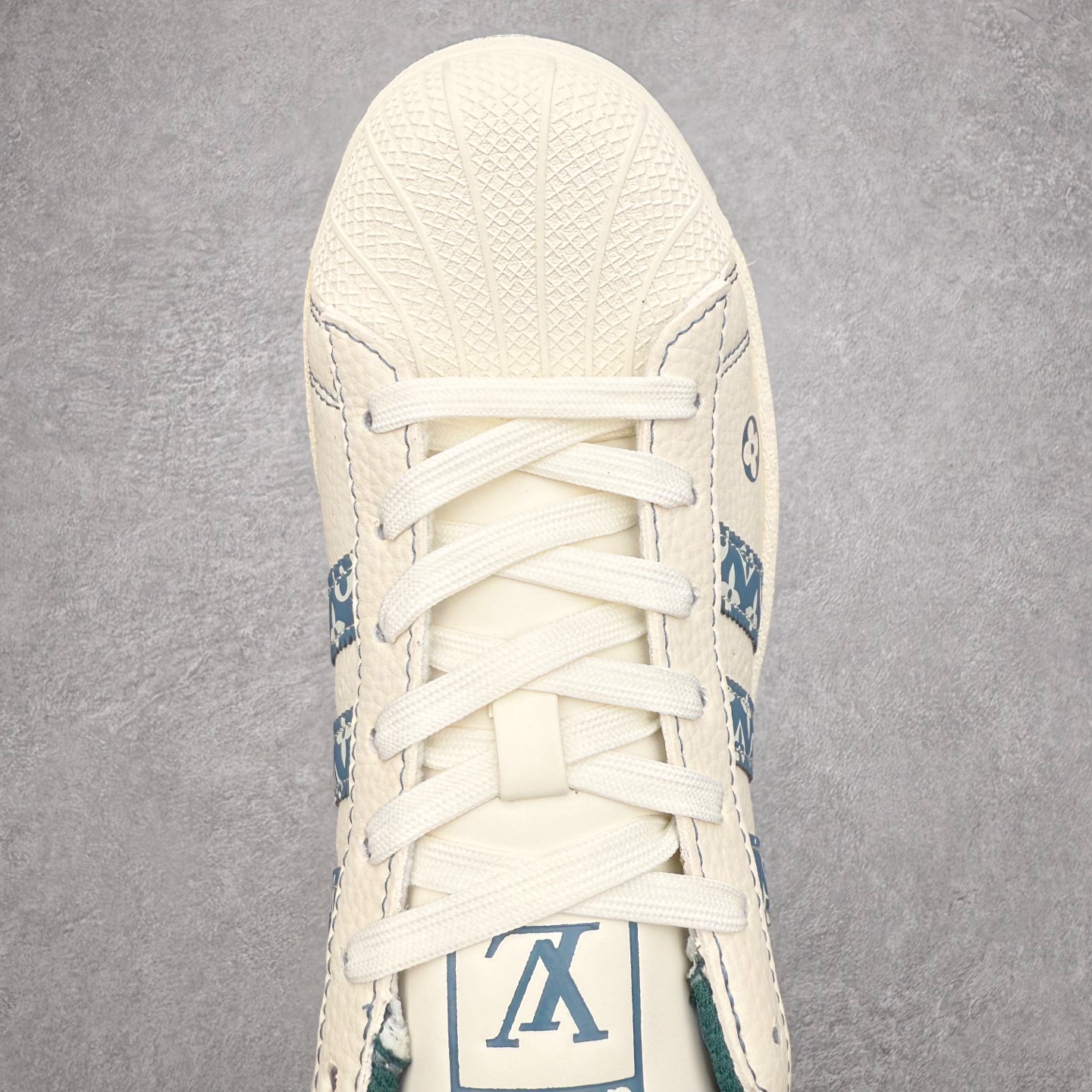 图片[4]-＃福利特价‼️ AD Originals Superstar 经典复古贝壳头板鞋 定制系列配色 诞生于1969年 是第一双将全皮面鞋 身与橡胶鞋头结合在一起的低帮篮球鞋 Superstar最开始 是作为高帮篮球鞋Pro Model的低帮版本而出现的 但因为其独特和醒目的橡胶鞋头造型而让大家熟知 被大家形象地称为\\\”shelltoe\\\”贝壳头 在70年代的美国职业篮球场上 接近3/4的NBA球员都将这双Superstar作为场上用鞋 80年代之后 经过不断的改良和发展 Superstar逐渐成为横跨时装、音乐、街头文化、休闲和运动等各大领域的时尚潮鞋 尺码：35.5 36 36.5 37 38 38.5 39 40 40.5 41 42 42.5 43 44 44.5 45-选品中心