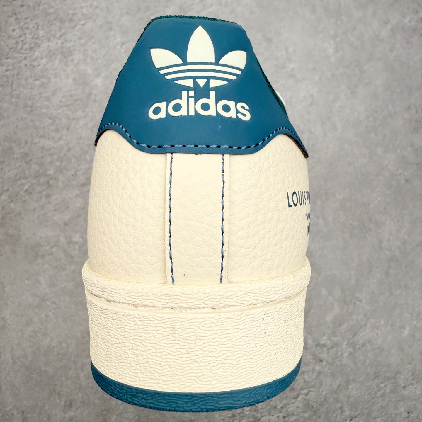 图片[8]-＃福利特价‼️ AD Originals Superstar 经典复古贝壳头板鞋 定制系列配色 诞生于1969年 是第一双将全皮面鞋 身与橡胶鞋头结合在一起的低帮篮球鞋 Superstar最开始 是作为高帮篮球鞋Pro Model的低帮版本而出现的 但因为其独特和醒目的橡胶鞋头造型而让大家熟知 被大家形象地称为\\\”shelltoe\\\”贝壳头 在70年代的美国职业篮球场上 接近3/4的NBA球员都将这双Superstar作为场上用鞋 80年代之后 经过不断的改良和发展 Superstar逐渐成为横跨时装、音乐、街头文化、休闲和运动等各大领域的时尚潮鞋 尺码：35.5 36 36.5 37 38 38.5 39 40 40.5 41 42 42.5 43 44 44.5 45-选品中心