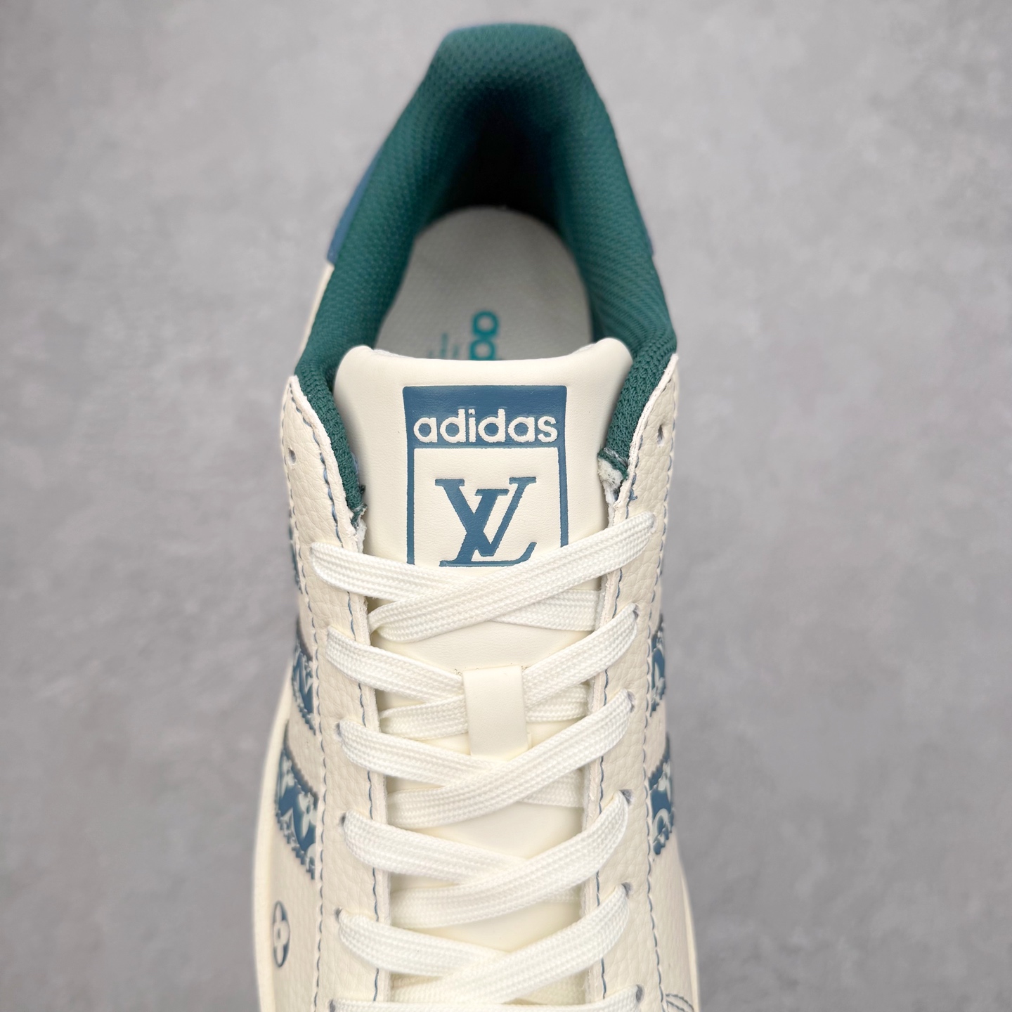 图片[5]-＃福利特价‼️ AD Originals Superstar 经典复古贝壳头板鞋 定制系列配色 诞生于1969年 是第一双将全皮面鞋 身与橡胶鞋头结合在一起的低帮篮球鞋 Superstar最开始 是作为高帮篮球鞋Pro Model的低帮版本而出现的 但因为其独特和醒目的橡胶鞋头造型而让大家熟知 被大家形象地称为\\\”shelltoe\\\”贝壳头 在70年代的美国职业篮球场上 接近3/4的NBA球员都将这双Superstar作为场上用鞋 80年代之后 经过不断的改良和发展 Superstar逐渐成为横跨时装、音乐、街头文化、休闲和运动等各大领域的时尚潮鞋 尺码：35.5 36 36.5 37 38 38.5 39 40 40.5 41 42 42.5 43 44 44.5 45-选品中心