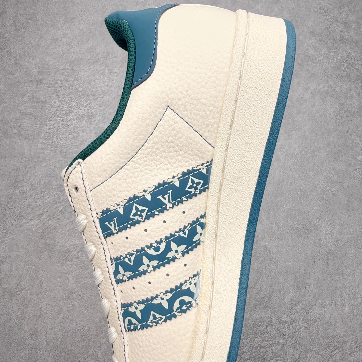 图片[7]-＃福利特价‼️ AD Originals Superstar 经典复古贝壳头板鞋 定制系列配色 诞生于1969年 是第一双将全皮面鞋 身与橡胶鞋头结合在一起的低帮篮球鞋 Superstar最开始 是作为高帮篮球鞋Pro Model的低帮版本而出现的 但因为其独特和醒目的橡胶鞋头造型而让大家熟知 被大家形象地称为\\\”shelltoe\\\”贝壳头 在70年代的美国职业篮球场上 接近3/4的NBA球员都将这双Superstar作为场上用鞋 80年代之后 经过不断的改良和发展 Superstar逐渐成为横跨时装、音乐、街头文化、休闲和运动等各大领域的时尚潮鞋 尺码：35.5 36 36.5 37 38 38.5 39 40 40.5 41 42 42.5 43 44 44.5 45-选品中心