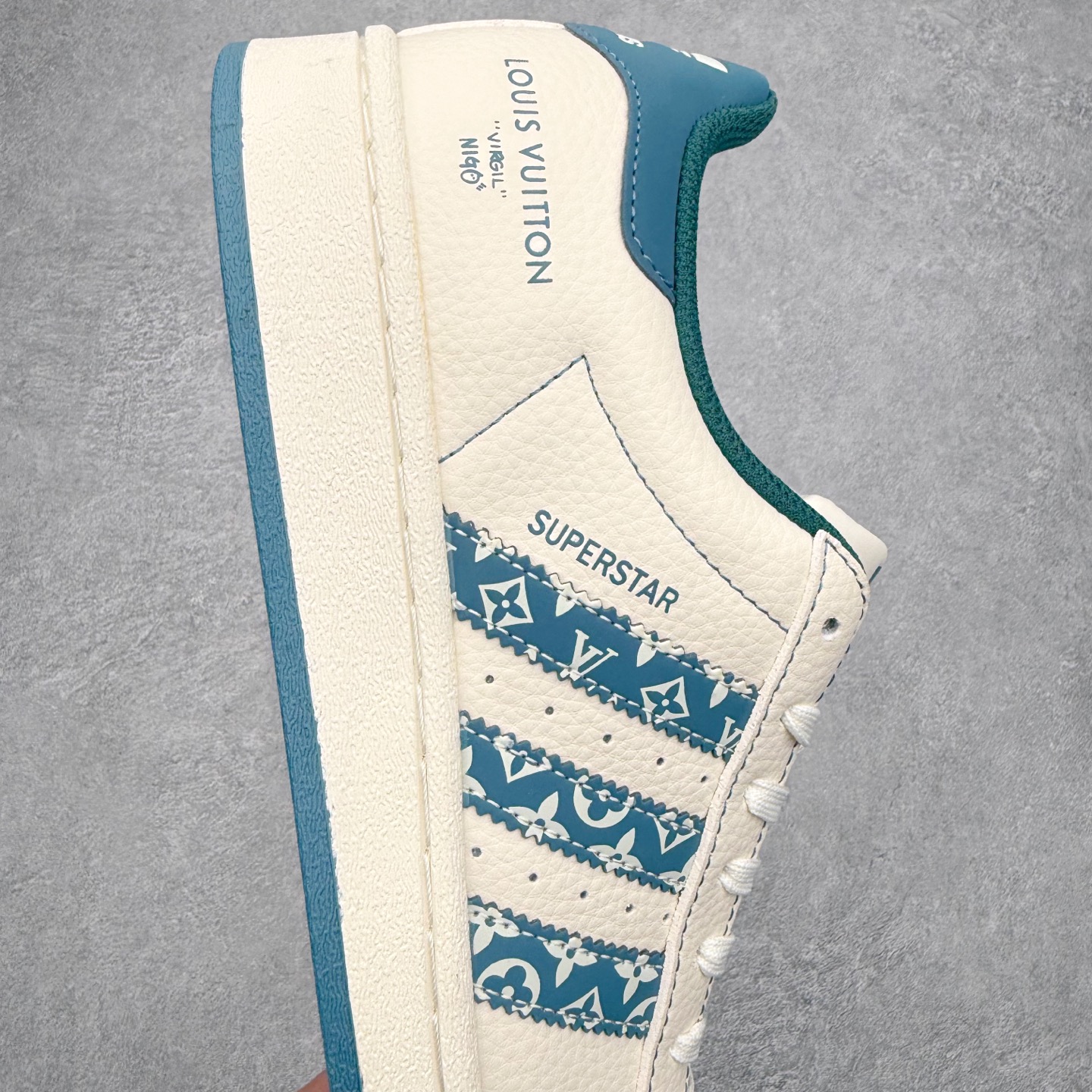 图片[6]-＃福利特价‼️ AD Originals Superstar 经典复古贝壳头板鞋 定制系列配色 诞生于1969年 是第一双将全皮面鞋 身与橡胶鞋头结合在一起的低帮篮球鞋 Superstar最开始 是作为高帮篮球鞋Pro Model的低帮版本而出现的 但因为其独特和醒目的橡胶鞋头造型而让大家熟知 被大家形象地称为\\\”shelltoe\\\”贝壳头 在70年代的美国职业篮球场上 接近3/4的NBA球员都将这双Superstar作为场上用鞋 80年代之后 经过不断的改良和发展 Superstar逐渐成为横跨时装、音乐、街头文化、休闲和运动等各大领域的时尚潮鞋 尺码：35.5 36 36.5 37 38 38.5 39 40 40.5 41 42 42.5 43 44 44.5 45-选品中心