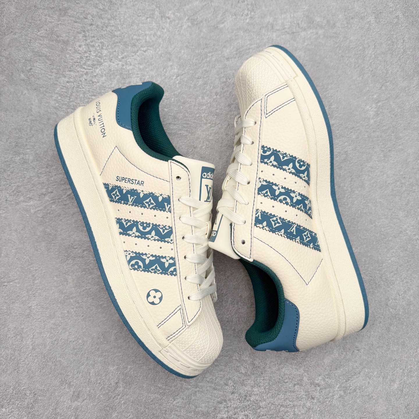 图片[3]-＃福利特价‼️ AD Originals Superstar 经典复古贝壳头板鞋 定制系列配色 诞生于1969年 是第一双将全皮面鞋 身与橡胶鞋头结合在一起的低帮篮球鞋 Superstar最开始 是作为高帮篮球鞋Pro Model的低帮版本而出现的 但因为其独特和醒目的橡胶鞋头造型而让大家熟知 被大家形象地称为\\\”shelltoe\\\”贝壳头 在70年代的美国职业篮球场上 接近3/4的NBA球员都将这双Superstar作为场上用鞋 80年代之后 经过不断的改良和发展 Superstar逐渐成为横跨时装、音乐、街头文化、休闲和运动等各大领域的时尚潮鞋 尺码：35.5 36 36.5 37 38 38.5 39 40 40.5 41 42 42.5 43 44 44.5 45-选品中心