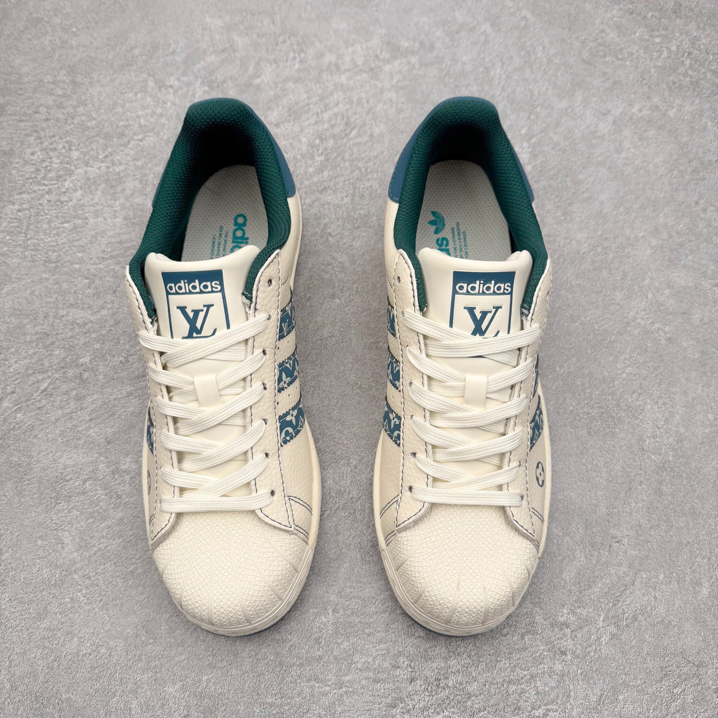 图片[2]-＃福利特价‼️ AD Originals Superstar 经典复古贝壳头板鞋 定制系列配色 诞生于1969年 是第一双将全皮面鞋 身与橡胶鞋头结合在一起的低帮篮球鞋 Superstar最开始 是作为高帮篮球鞋Pro Model的低帮版本而出现的 但因为其独特和醒目的橡胶鞋头造型而让大家熟知 被大家形象地称为\\\”shelltoe\\\”贝壳头 在70年代的美国职业篮球场上 接近3/4的NBA球员都将这双Superstar作为场上用鞋 80年代之后 经过不断的改良和发展 Superstar逐渐成为横跨时装、音乐、街头文化、休闲和运动等各大领域的时尚潮鞋 尺码：35.5 36 36.5 37 38 38.5 39 40 40.5 41 42 42.5 43 44 44.5 45-选品中心