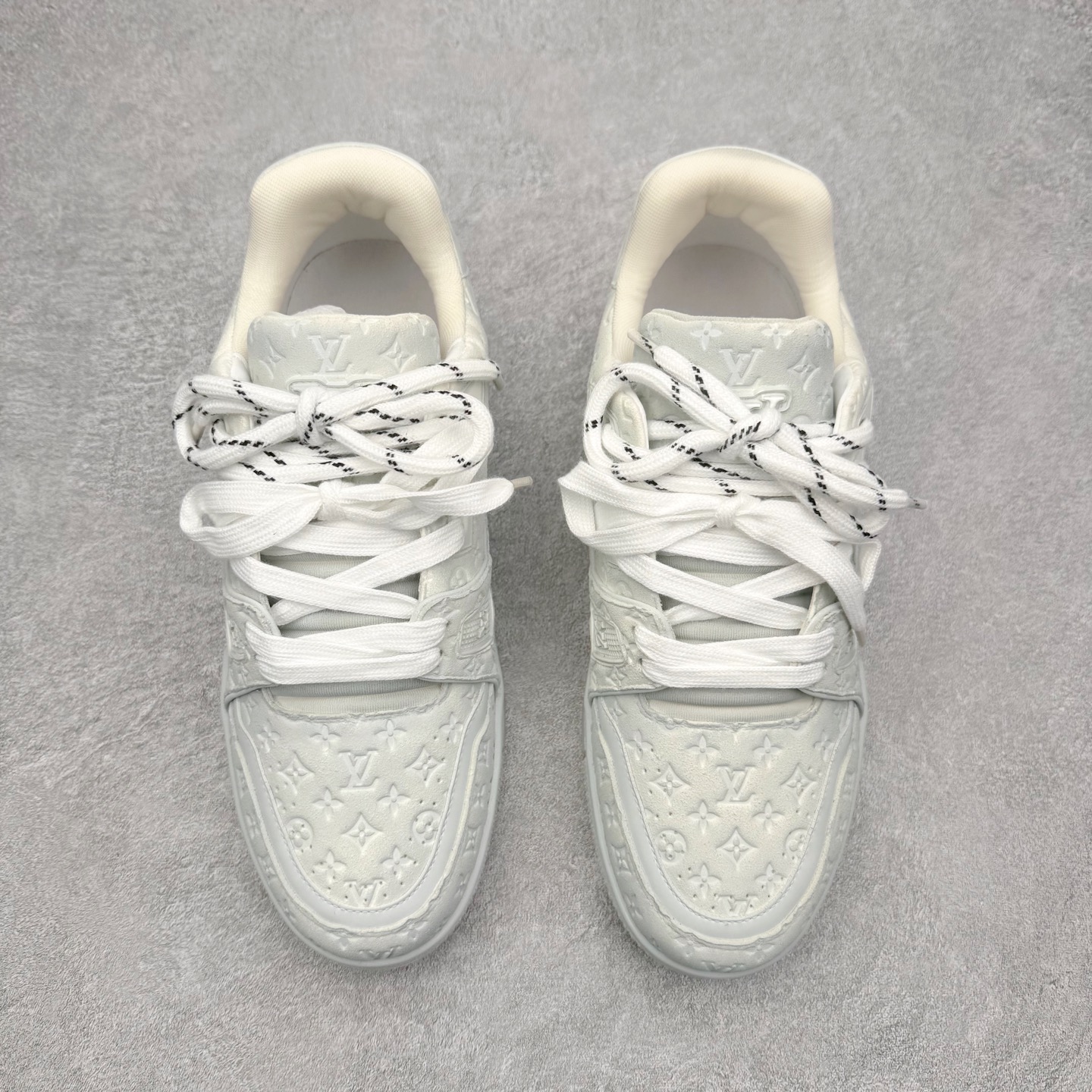 图片[2]-＃FS Louis Vuitton Trainer lv时装走秀运动鞋 完美鞋型超高的清洁度 零毛边线头瑕疵 全套原楦原纸版原鞋开模 全网最具灵魂的版型 正确原装黄色鞋盒 正确中底印花 鞋面印花3D高频深度立体 全鞋电脑针车 紧密相连 针距密度一致 环保乳胶注塑鞋垫 厚度脚感还原原版 皮面裁剪部位 统一油边封口工艺 原装橡胶大底含胶量大底组合零偏差 专柜全套包装 防尘袋 说明书 质保卡 男女鞋 尺码：35 36 37 38 39 40 41 42 43 44 45-选品中心